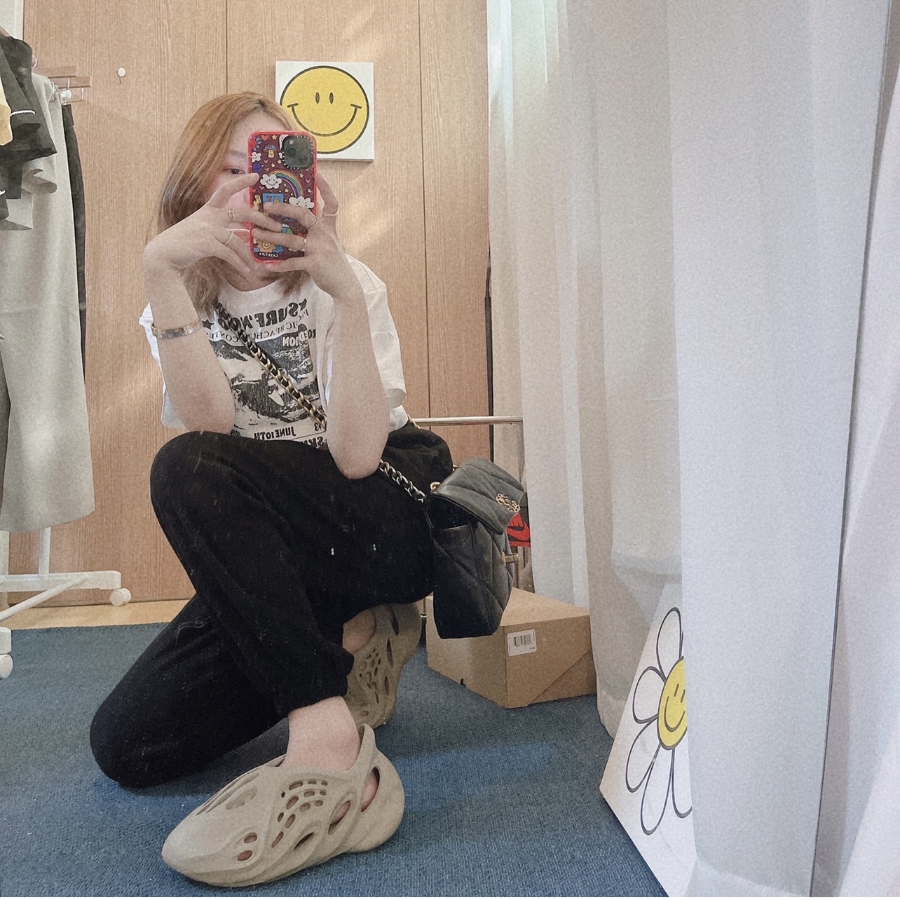 Adidas Yeezy Foam RNNR Stone Sage 착용 스타일 - 3