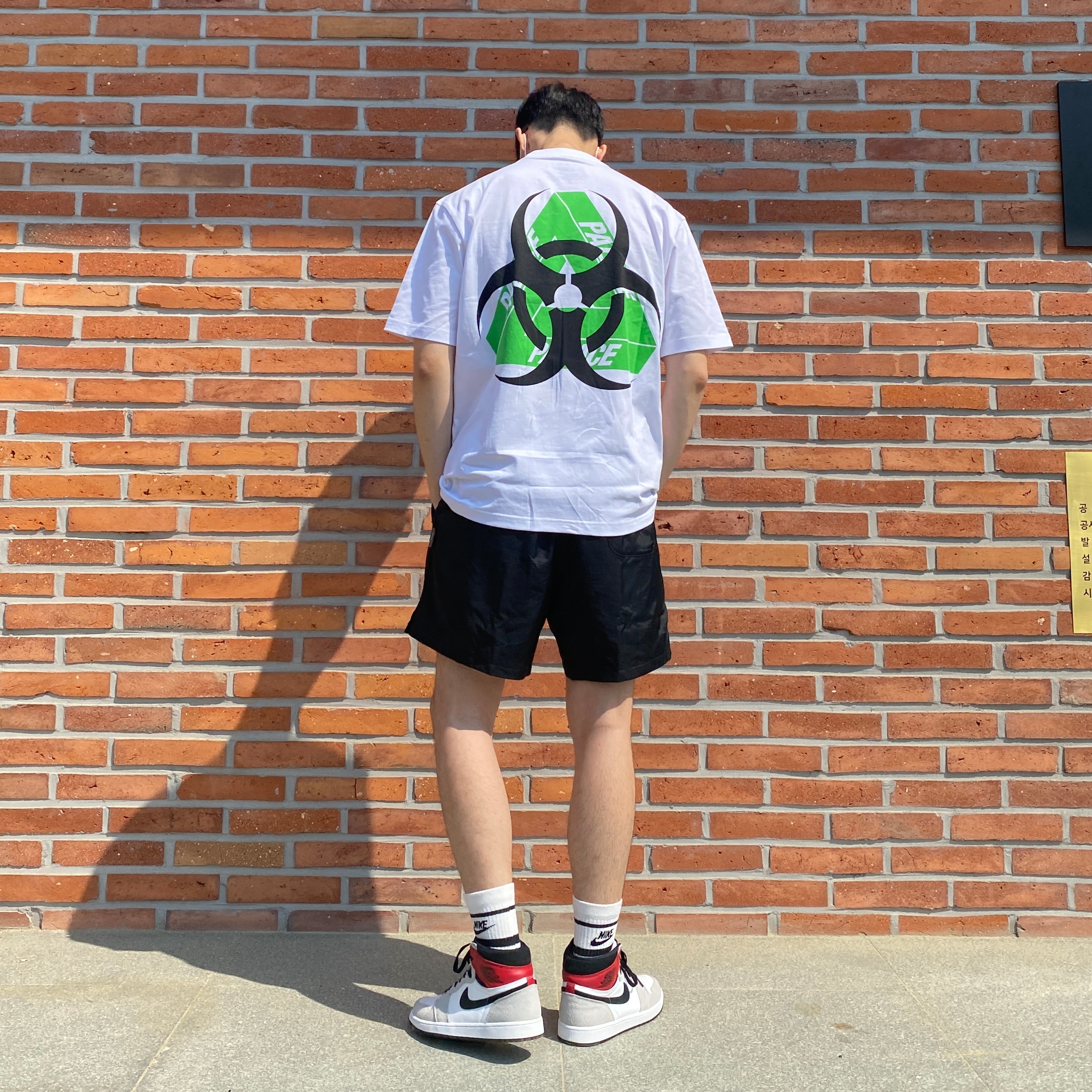 Palace Bio Hazard T-Shirt White - 21SS, Jordan 1 Retro High OG Light Smoke Grey 착용 스타일