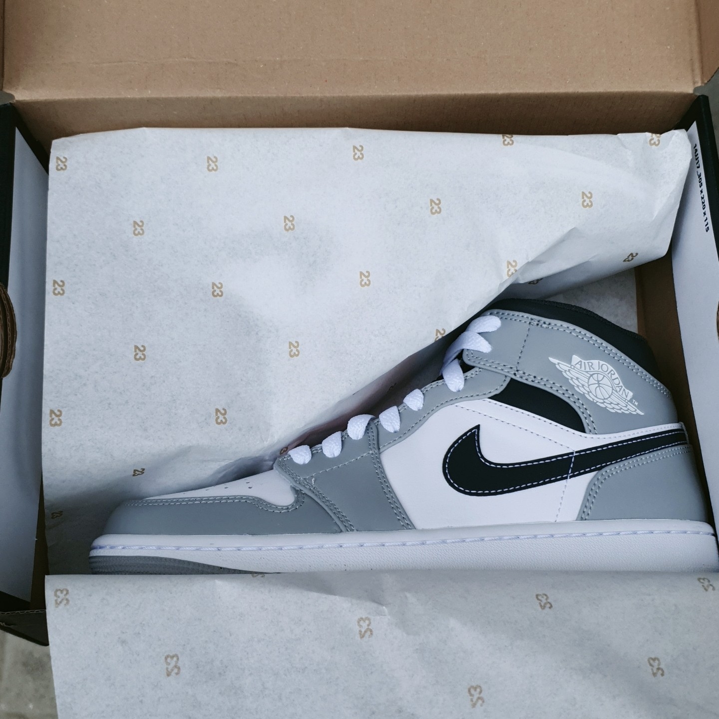 Jordan 1 Mid Light Smoke Grey Anthracite, Jordan 1 Mid Gym Red Black White 착용 스타일 - 1