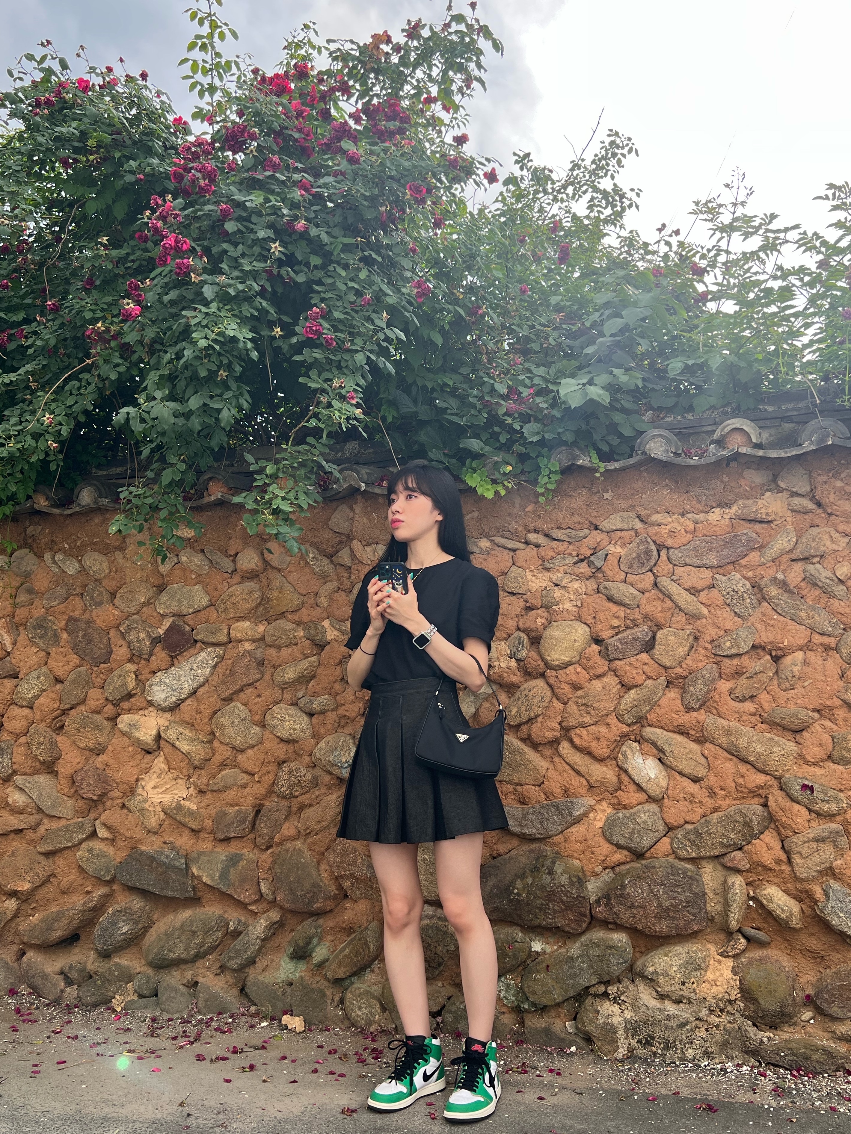 Prada Re-Edition 2005 Re-Nylon Mini Hobo Bag Black, (W) Jordan 1 Retro High OG Lucky Green 착용 스타일 - 2