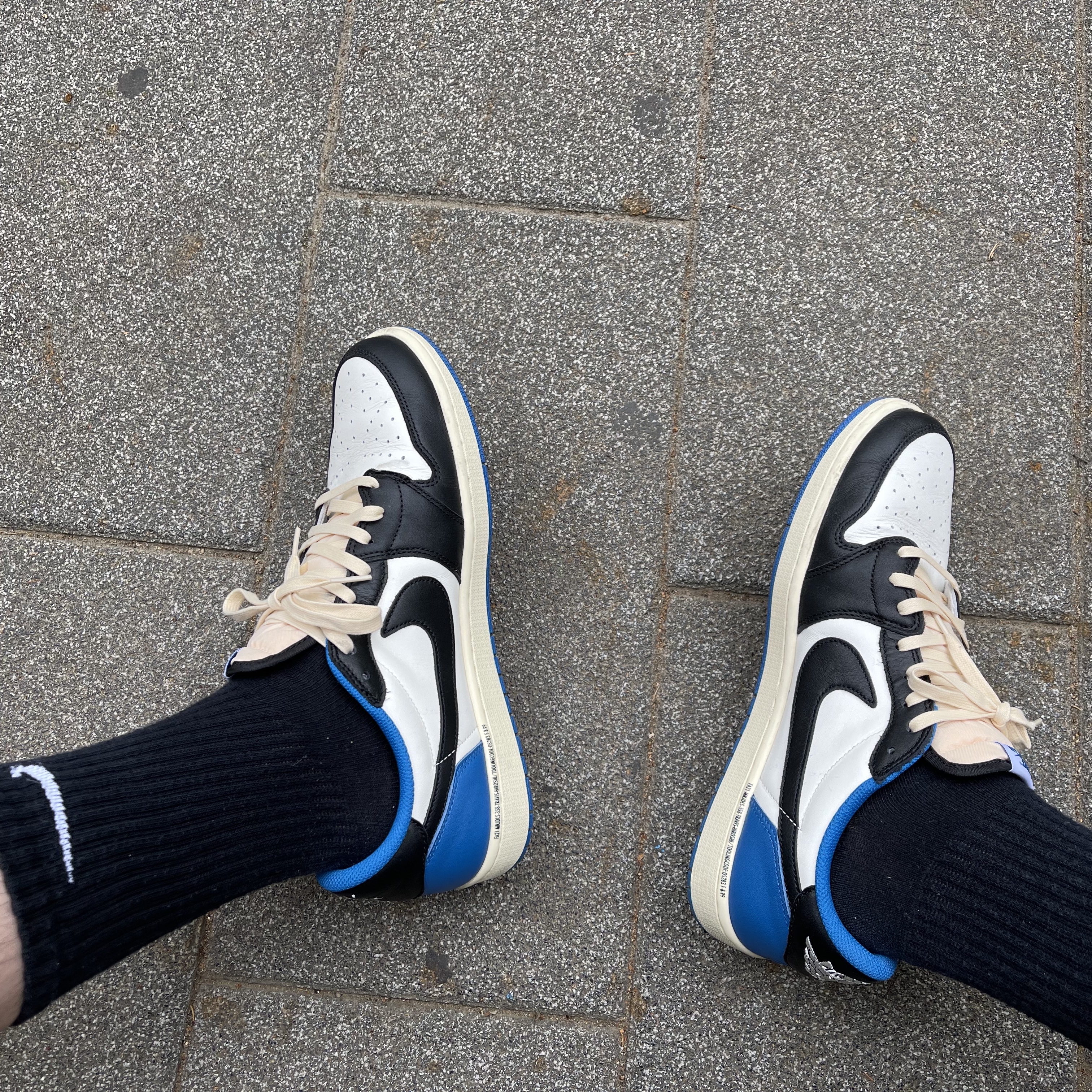 Jordan 1 x Travis Scott x Fragment Retro Low OG SP Military Blue 착용 스타일 - 3