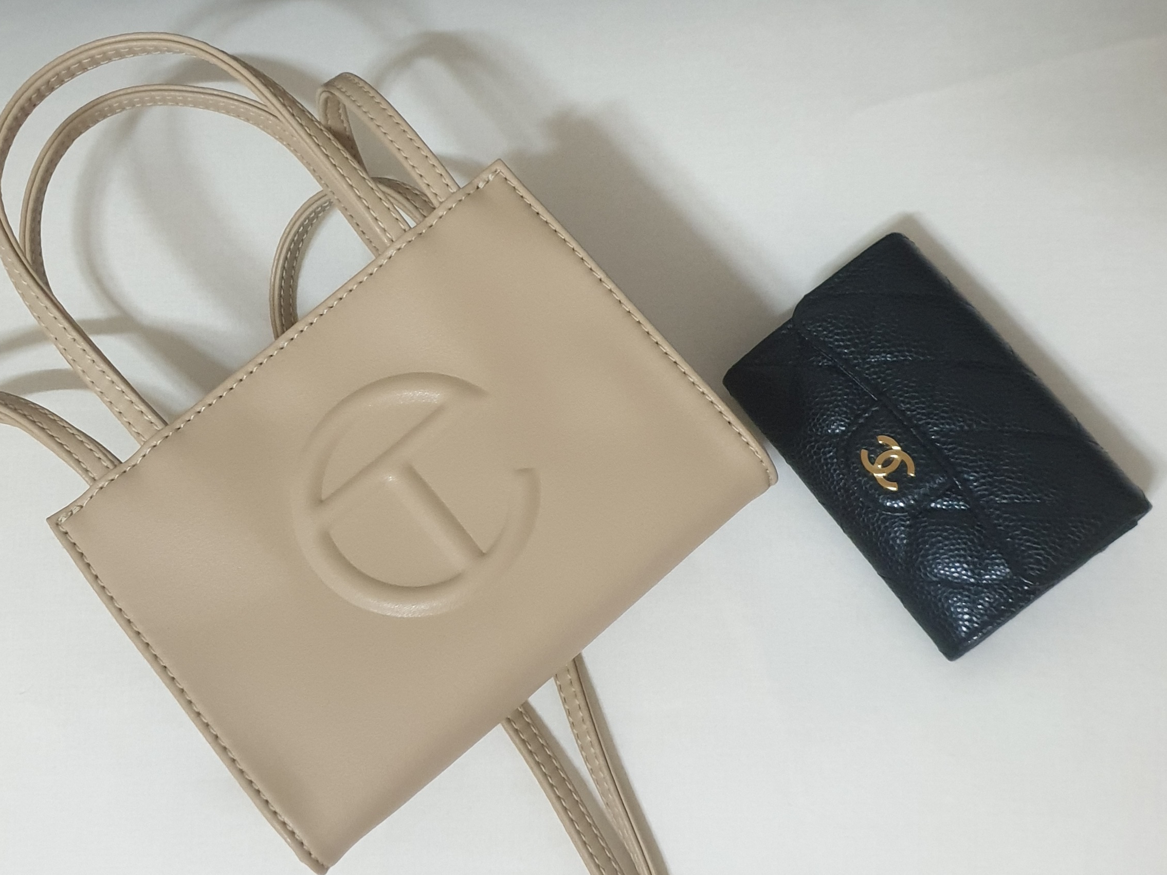 Telfar Small Shopping Bag Cream, Chanel Classic Card Holder Grained Calfskin & Gold Black 착용 스타일