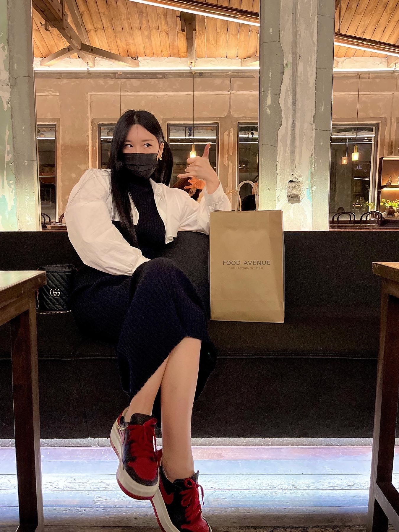 (W) Jordan 1 Elevate Low SE Bred, Gucci GG Marmont Matelasse Mini Bucket Bag Black 착용 스타일 - 1