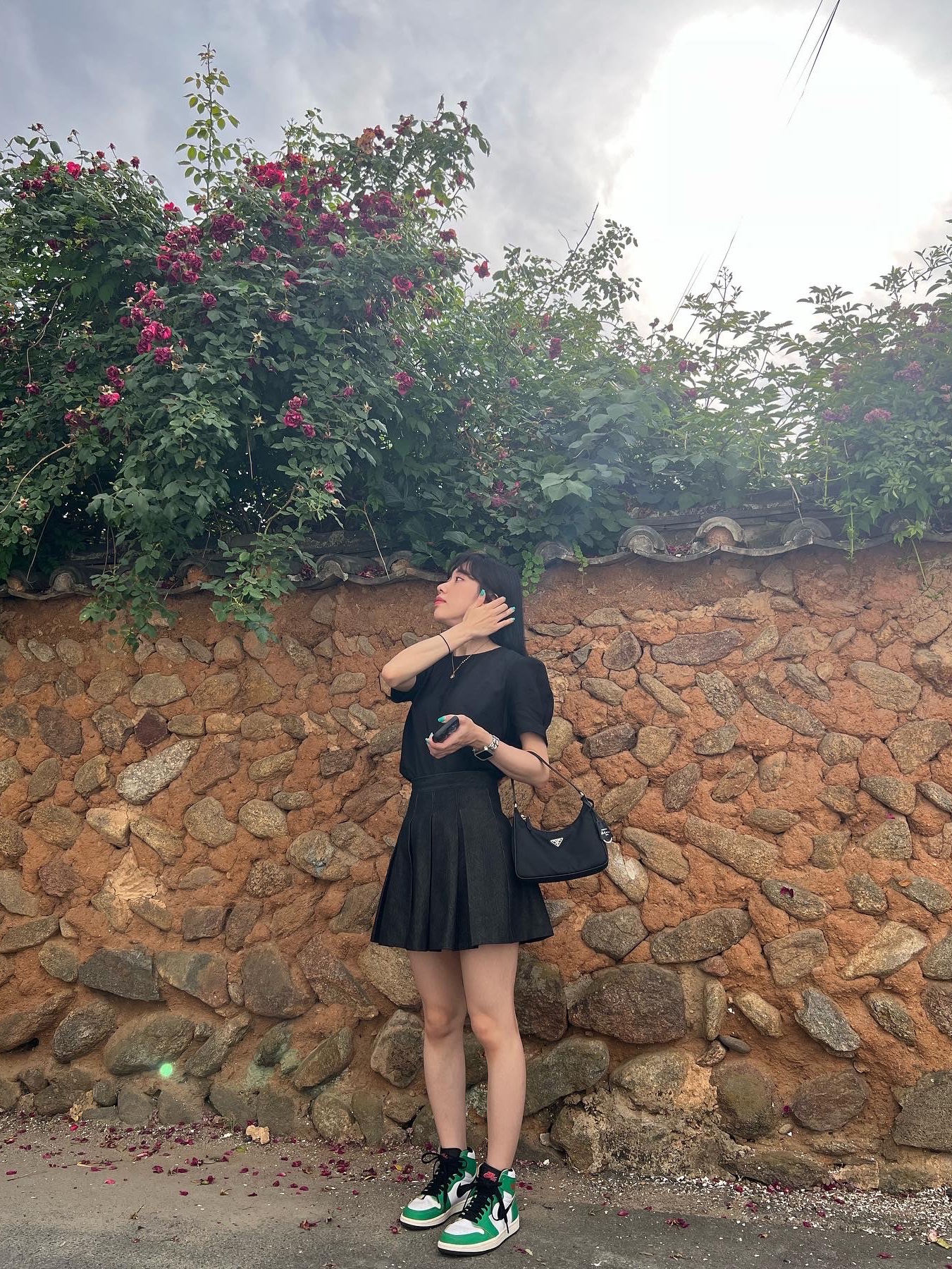 Prada Re-Edition 2005 Re-Nylon Mini Hobo Bag Black, (W) Jordan 1 Retro High OG Lucky Green 착용 스타일 - 1