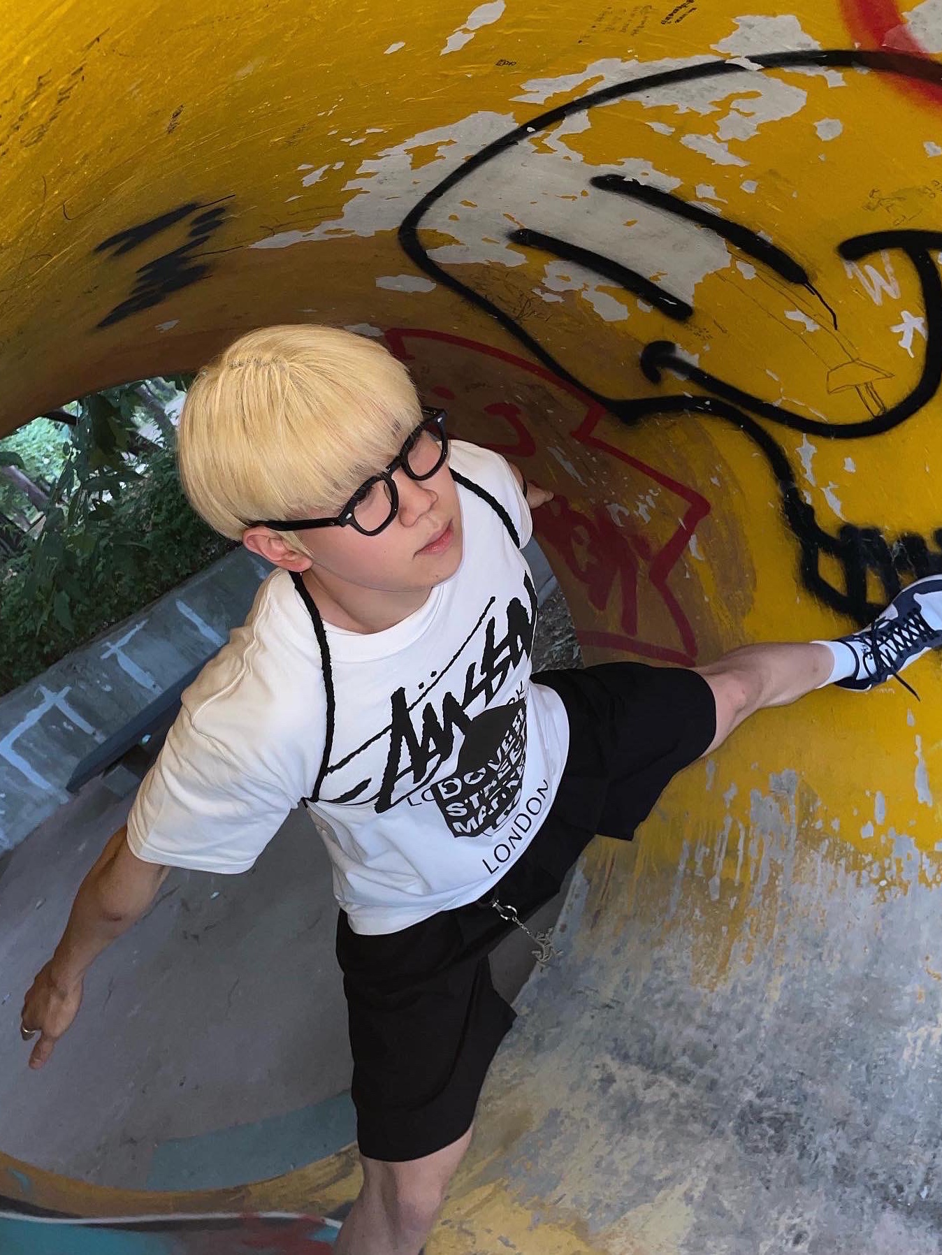 Stussy DSM World Tour T-Shirt White, Jordan 1 Retro High OG CO.JP Midnight Navy 착용 스타일 - 1