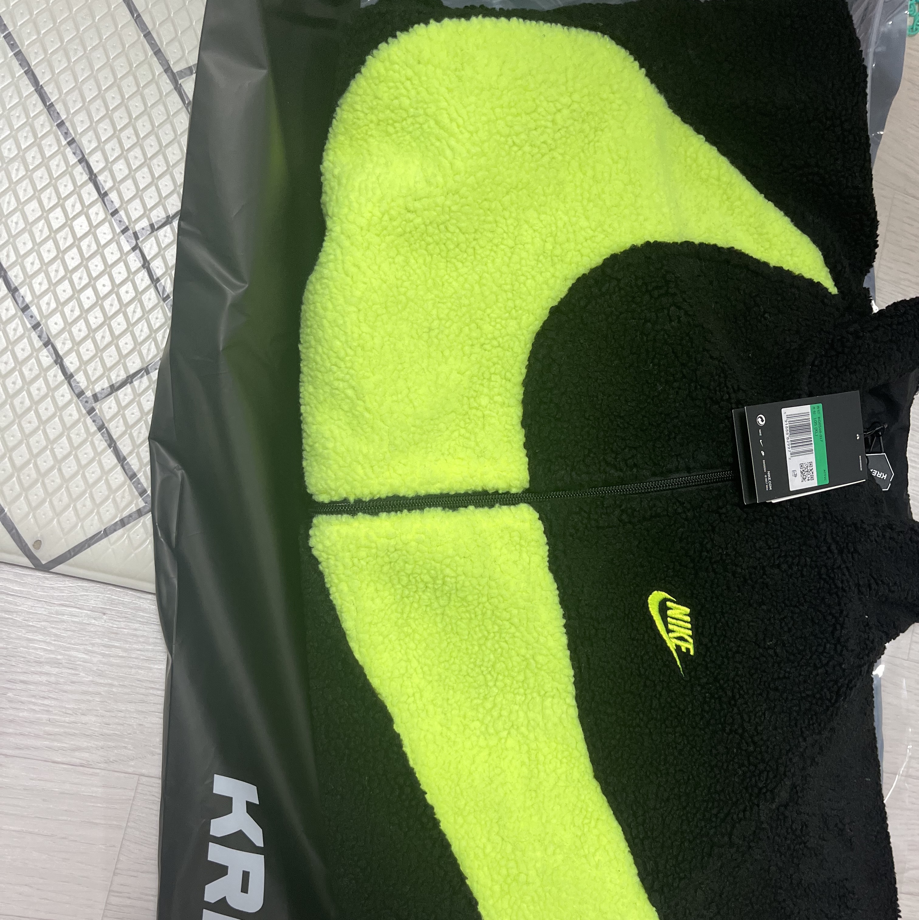Nike Big Swoosh Full Zip Jacket Black Volt 착용 스타일