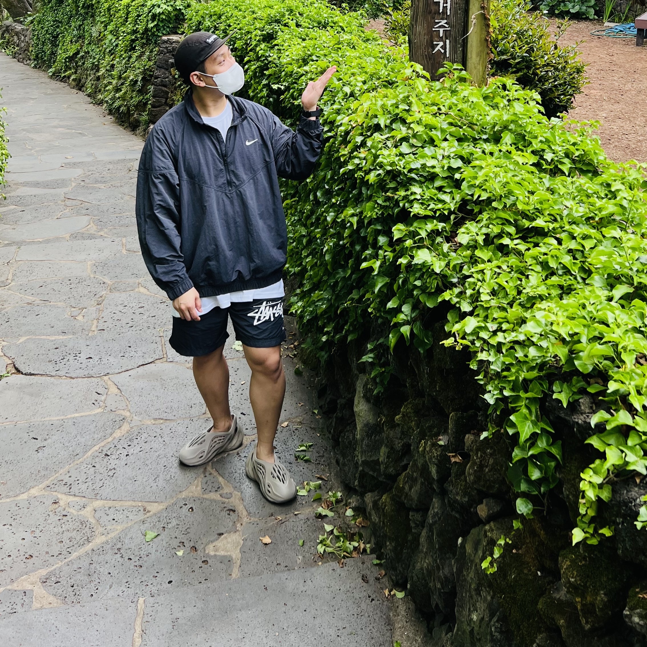 Nike x Stussy Water Shorts Off Noir, Nike x Stussy Windrunner Jacket Off Noir 착용 스타일