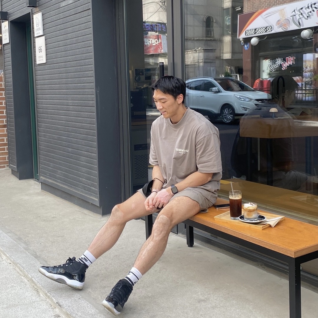 Essentials Volley Shorts Taupe - 21SS, Essentials T-Shirt Desert Taupe - 22SS 착용 스타일