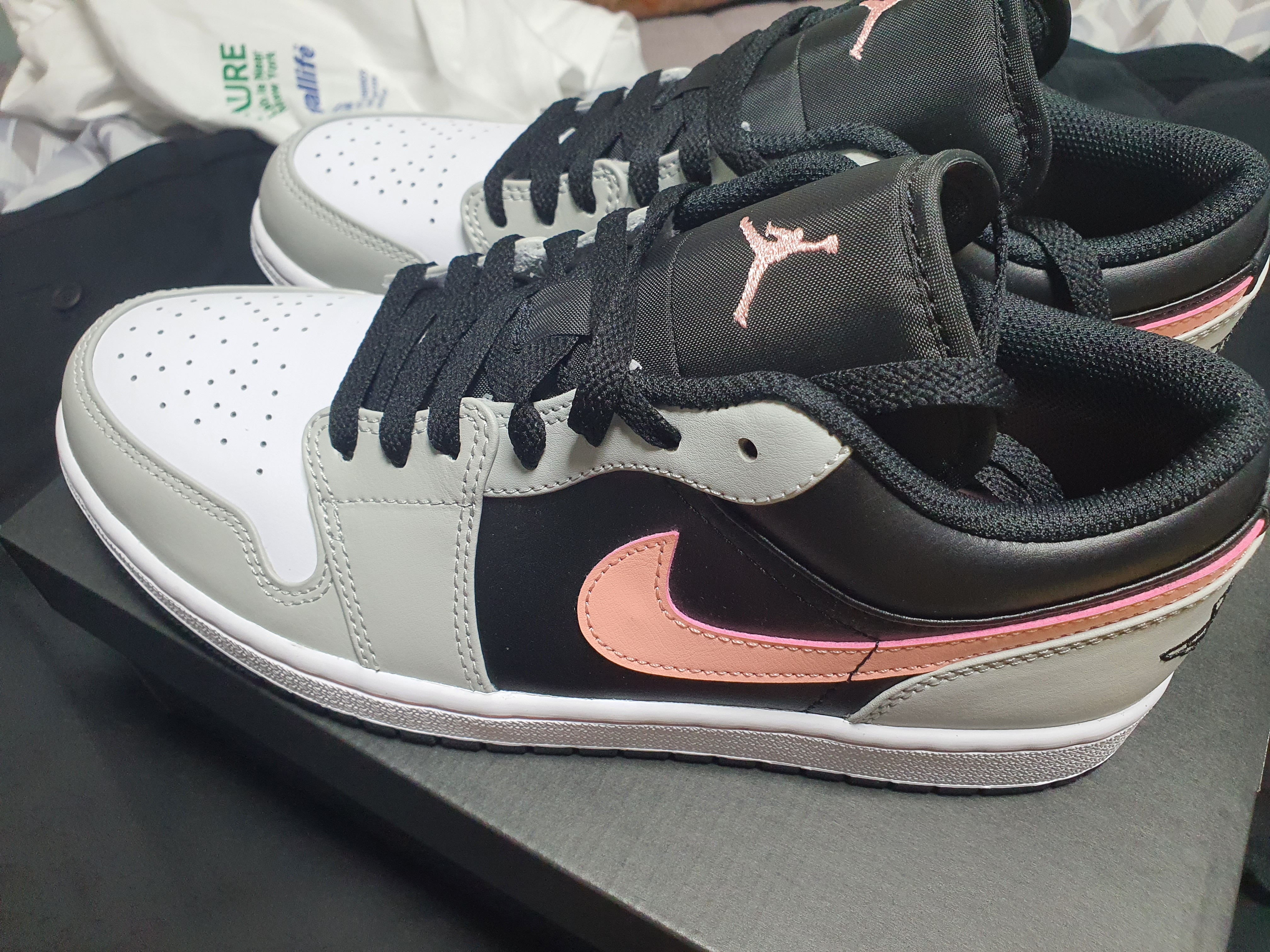 Jordan 1 Low Grey Fog Black Bleached Coral 착용 스타일