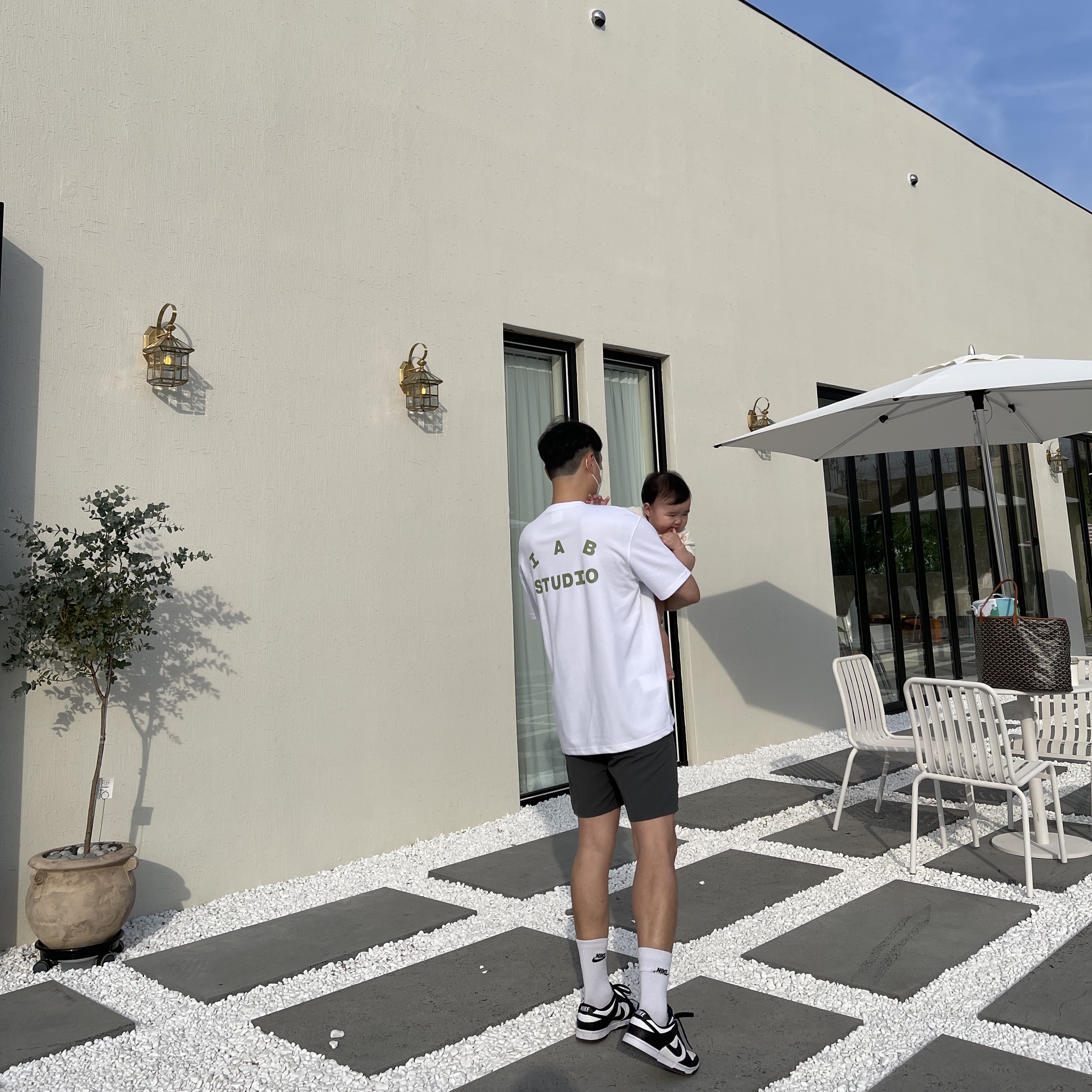 IAB Studio T-Shirt White Light Green, Nike Dunk Low Retro Black 착용 스타일