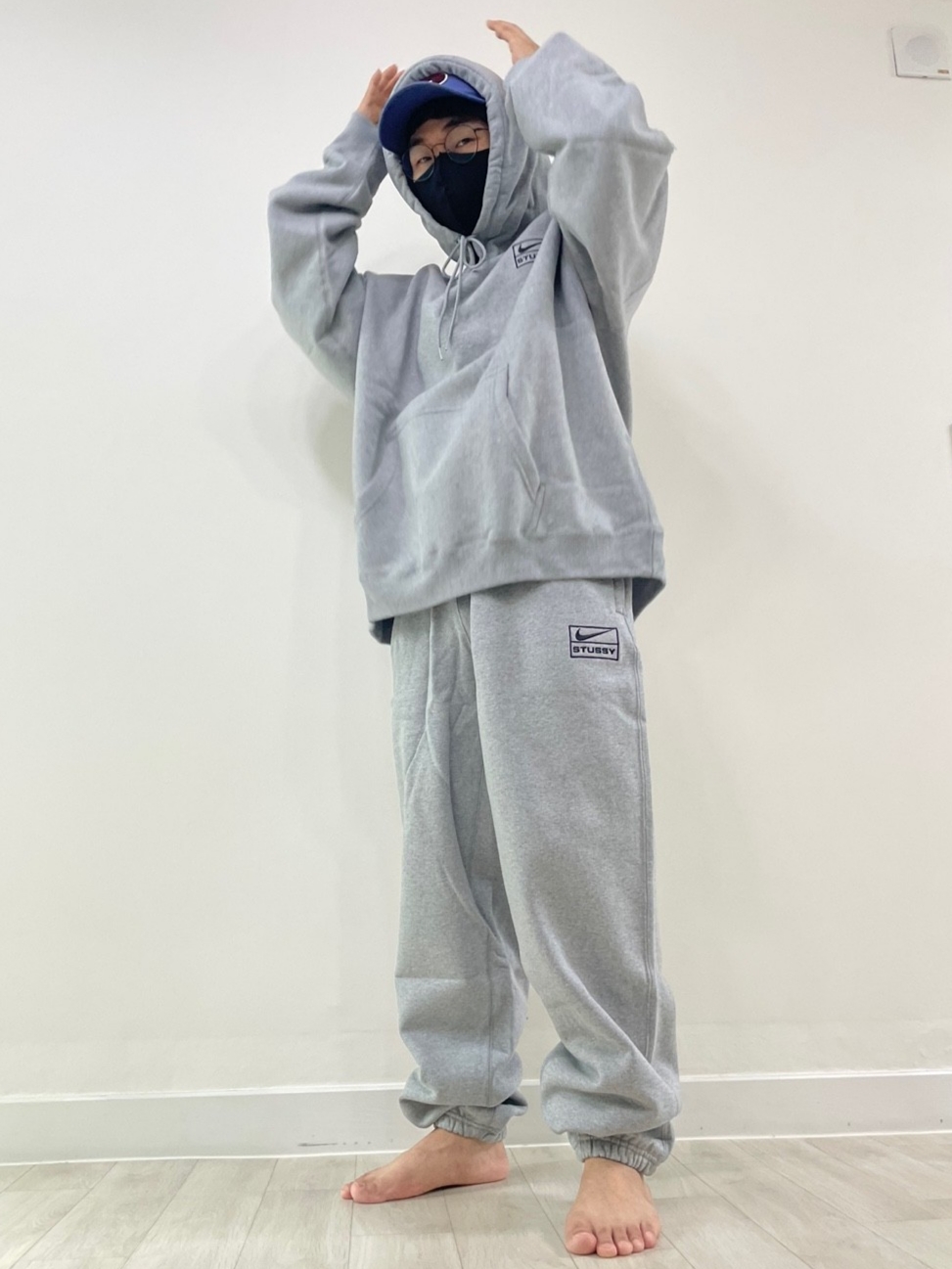 Nike x Stussy NRG RA Fleece Pants Dark Grey Heather (DJ9490-063), Nike x Stussy NRG RA Pullover Hoodie Dark Grey Heather (DJ9488-063) 착용 스타일 - 1