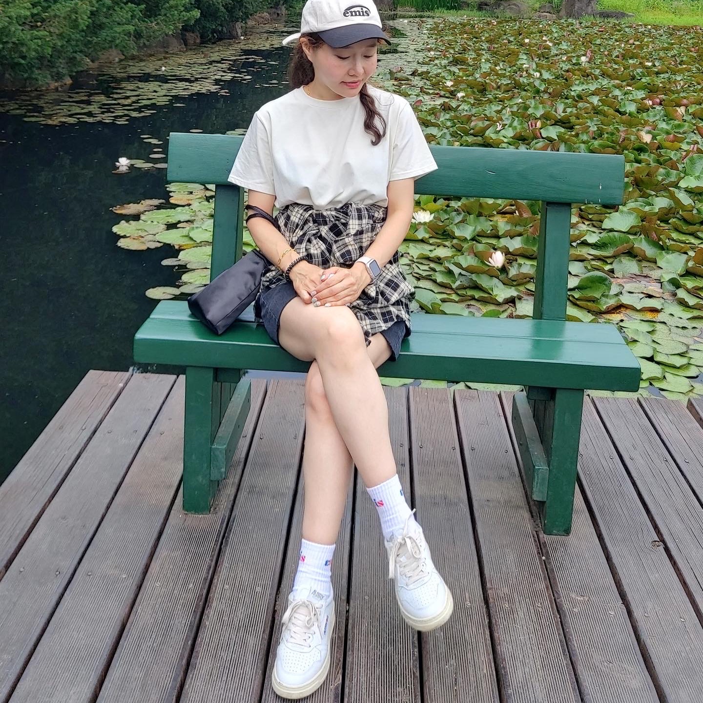 (W) Autry Medalist Low Leather Sneakers White 착용 스타일 - 2