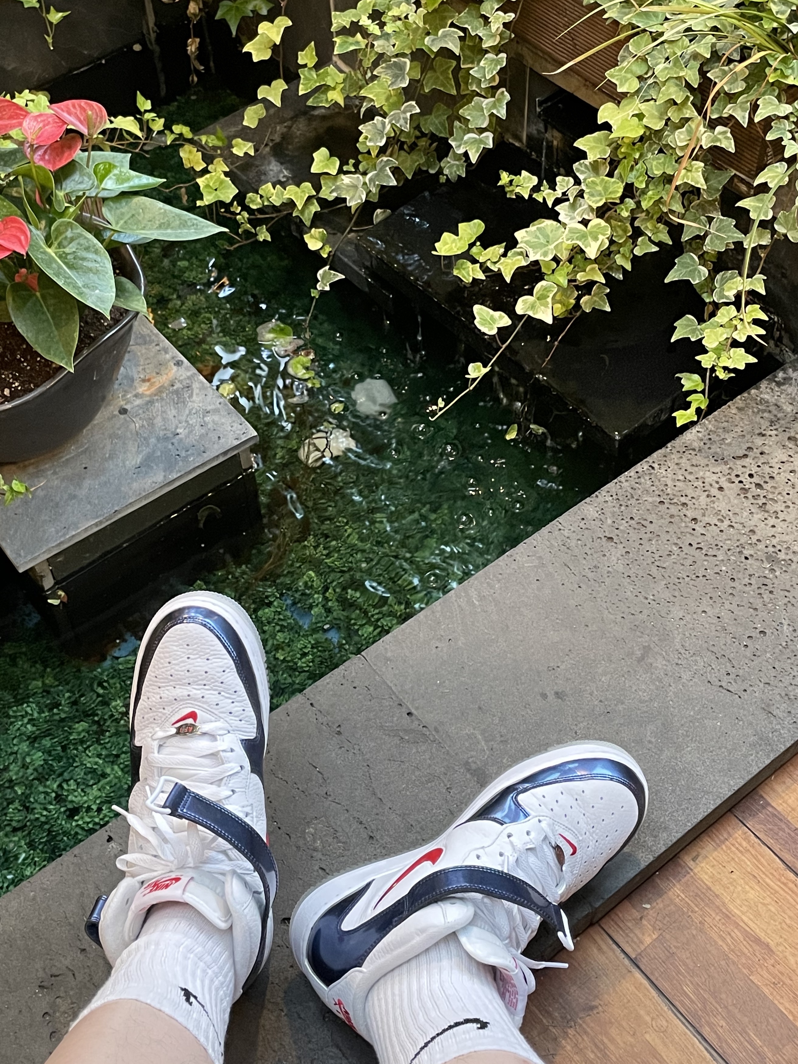 Nike Air Force 1 Mid QS University Red and Midnight Navy 착용 스타일