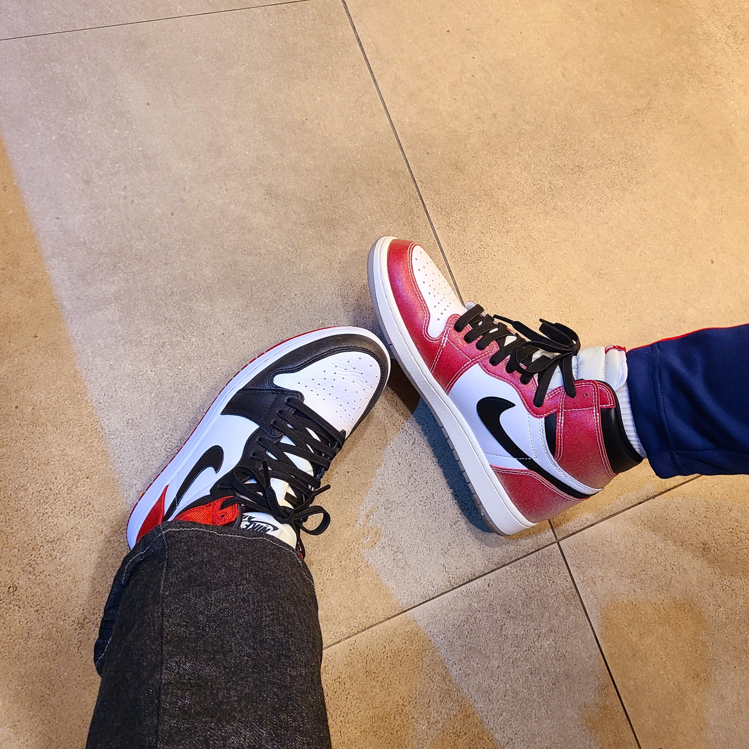 Jordan 1 x Trophy Room Retro High OG SP Chicago, (W) Jordan 1 Retro High Satin Black Toe 착용 스타일 - 1