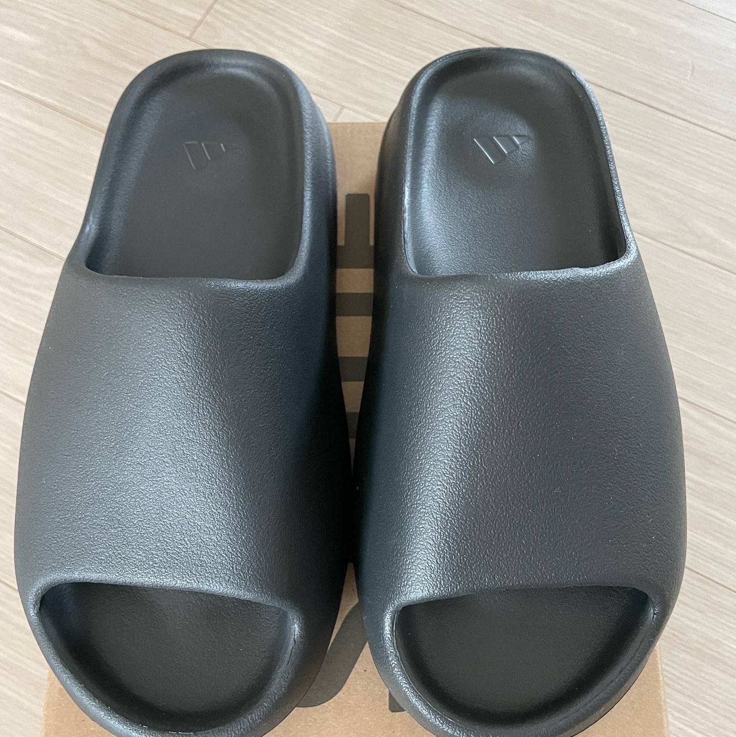 Adidas Yeezy Slide Onyx 착용 스타일