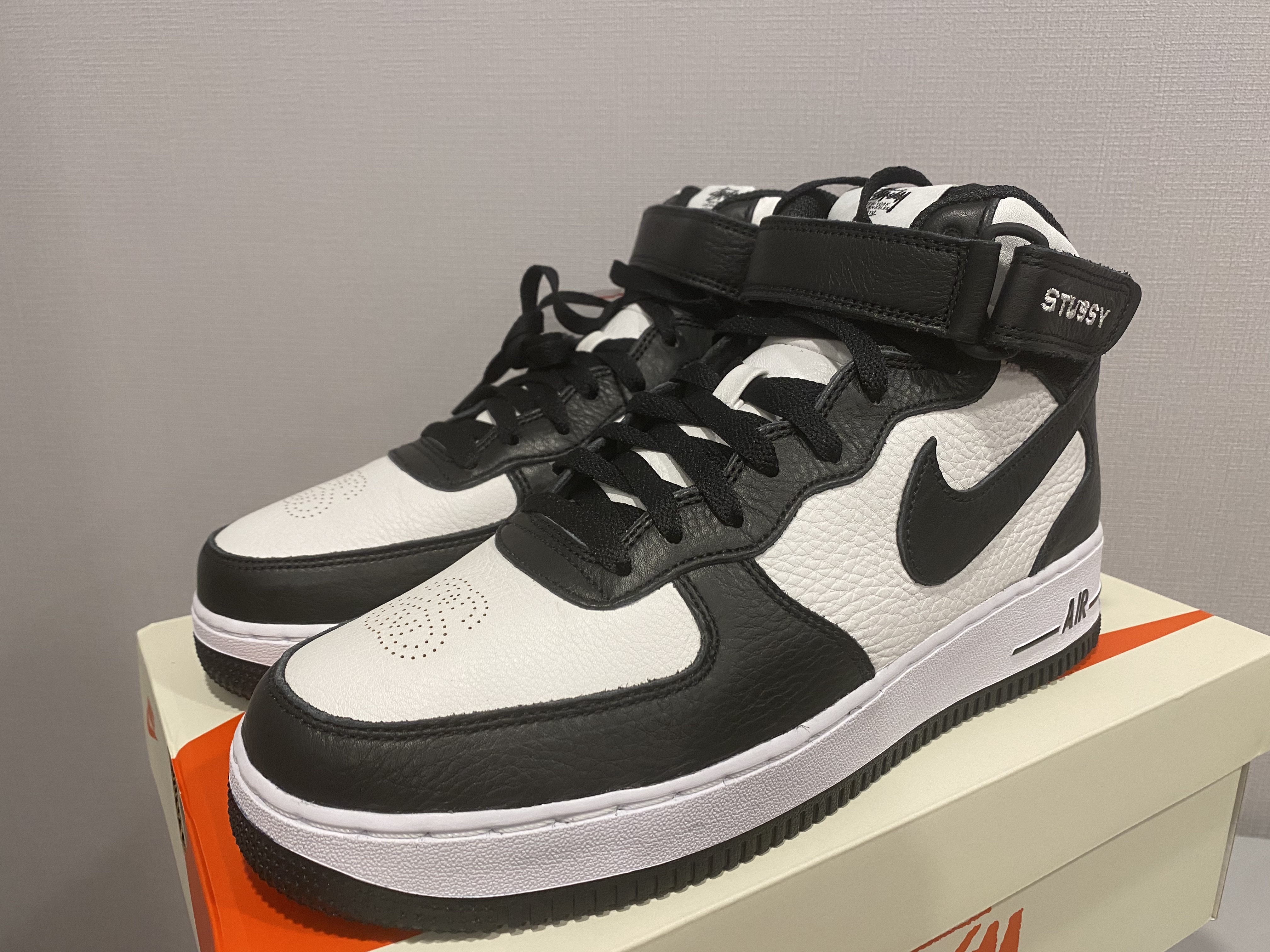 Nike x Stussy Air Force 1 '07 Mid SP Black and Light Bone 착용 스타일 - 2