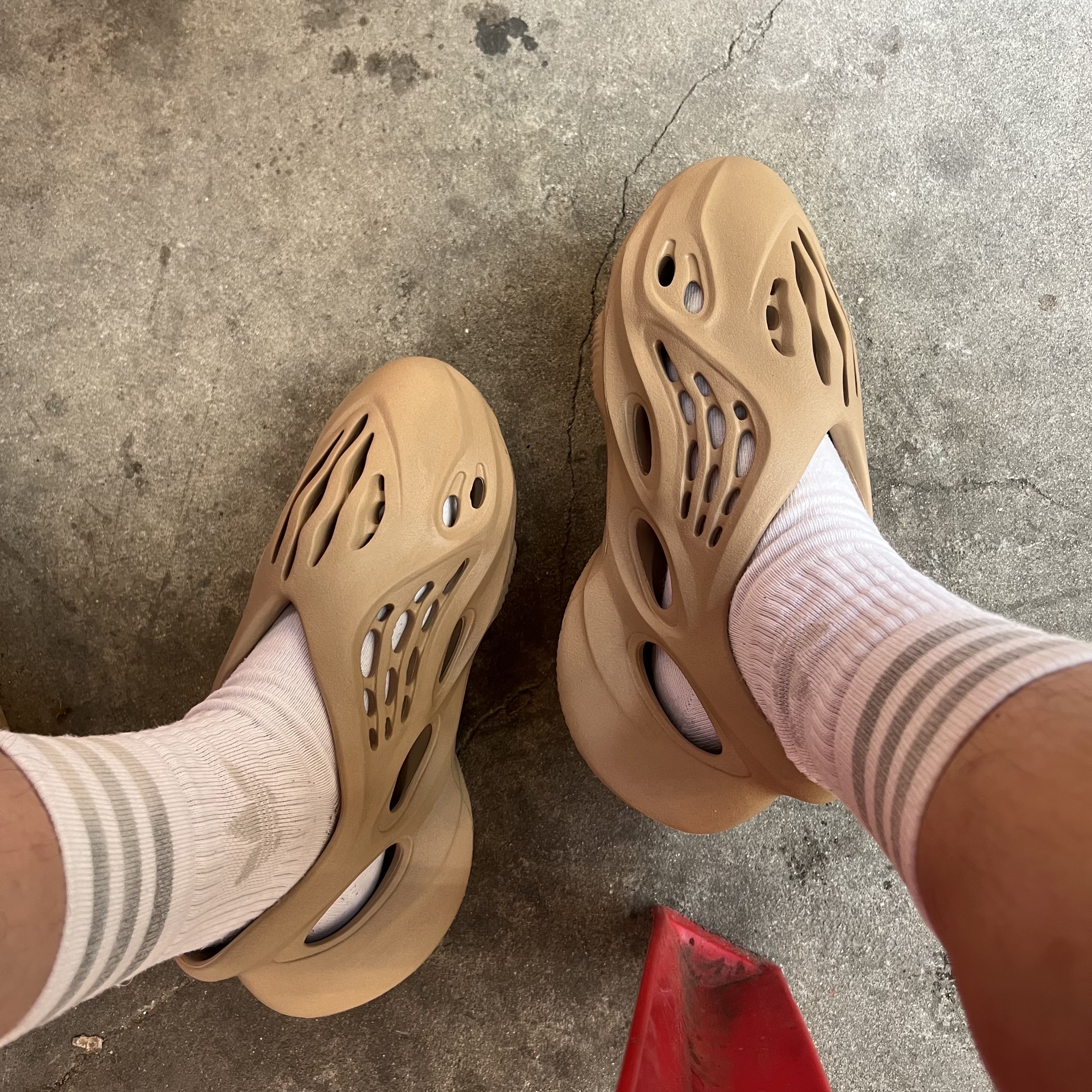 Adidas Yeezy Foam RNNR Ochre 착용 스타일