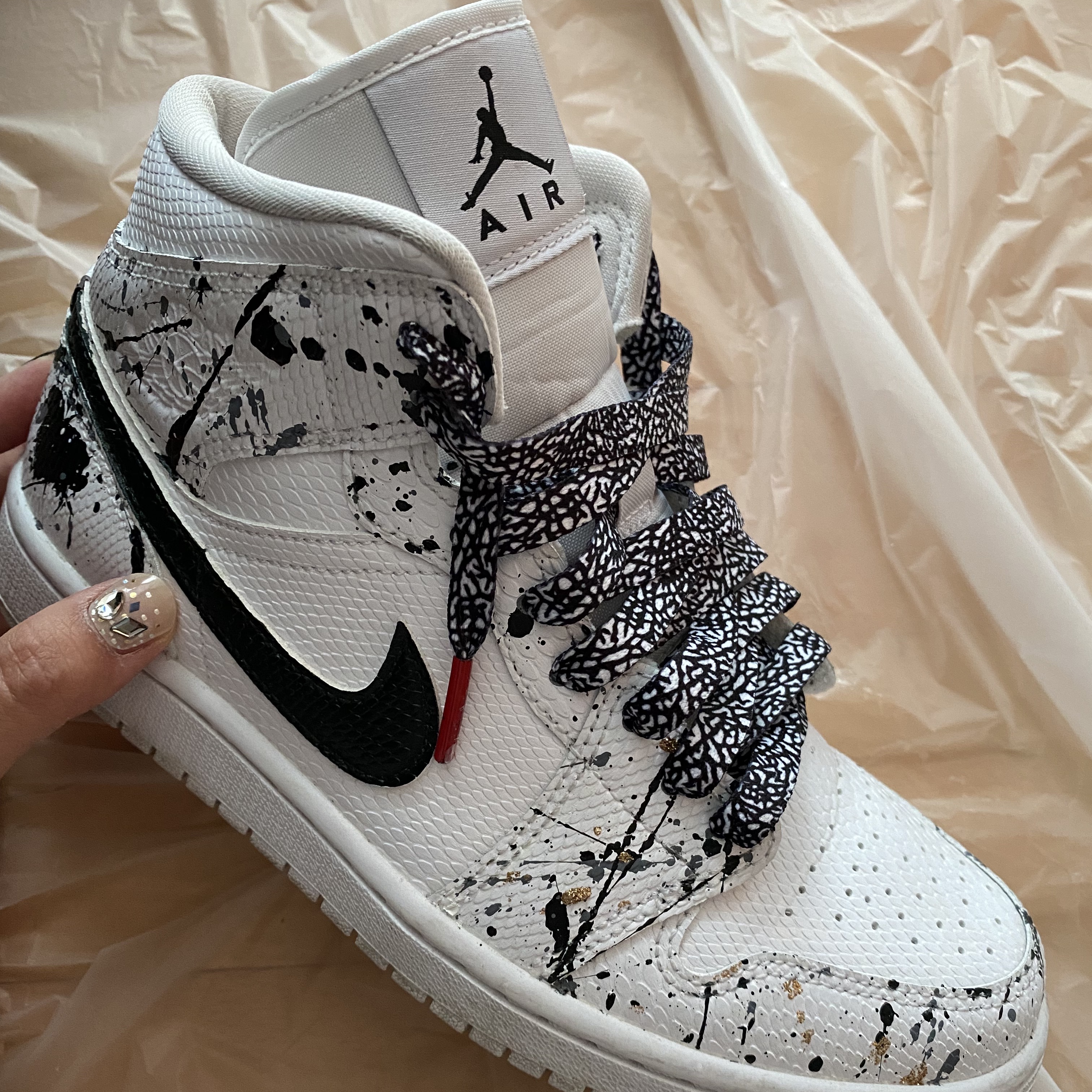 (W) Jordan 1 Mid White Snakeskin, Jordan 1 Mid Triple White 착용 스타일