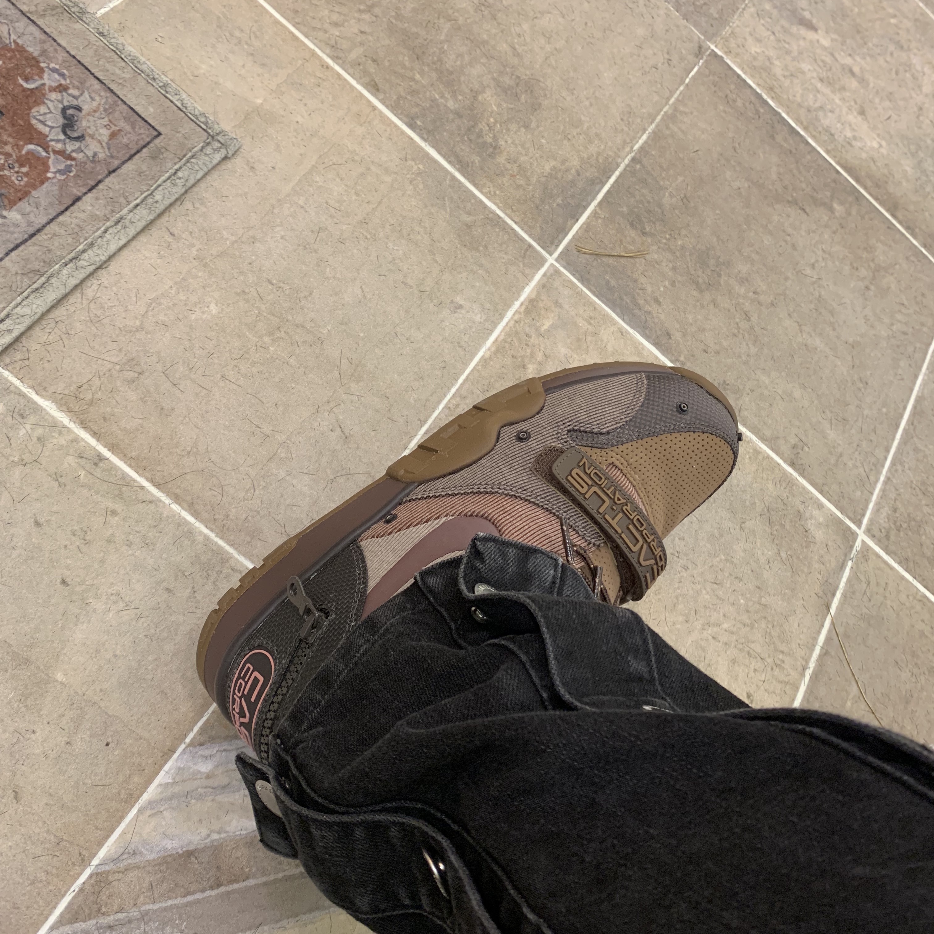 Nike x Travis Scott Air Trainer 1 Archaeo Brown and Rust Pink 착용 스타일