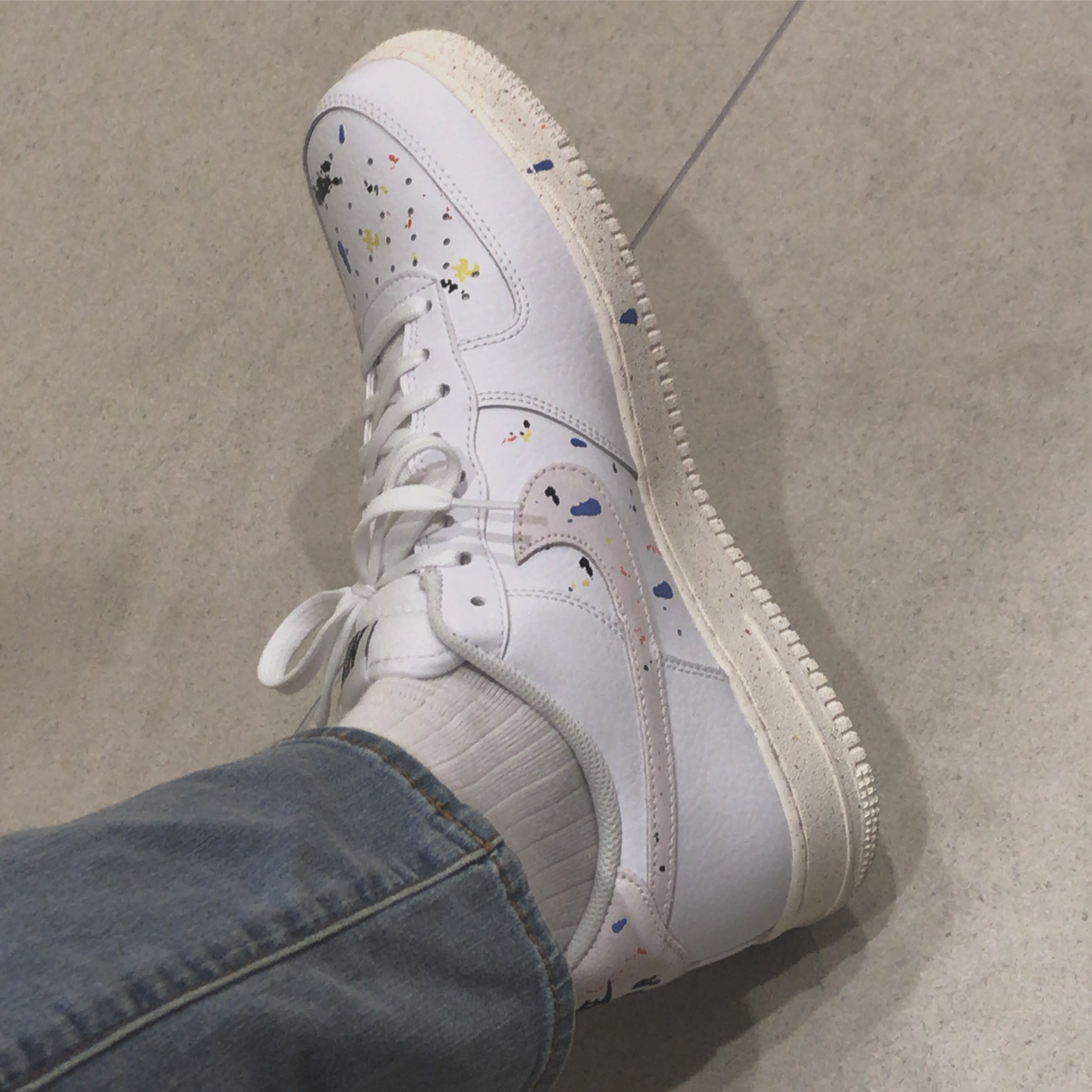 Nike Air Force 1 '07 LV8 Paint Splatter White 착용 스타일