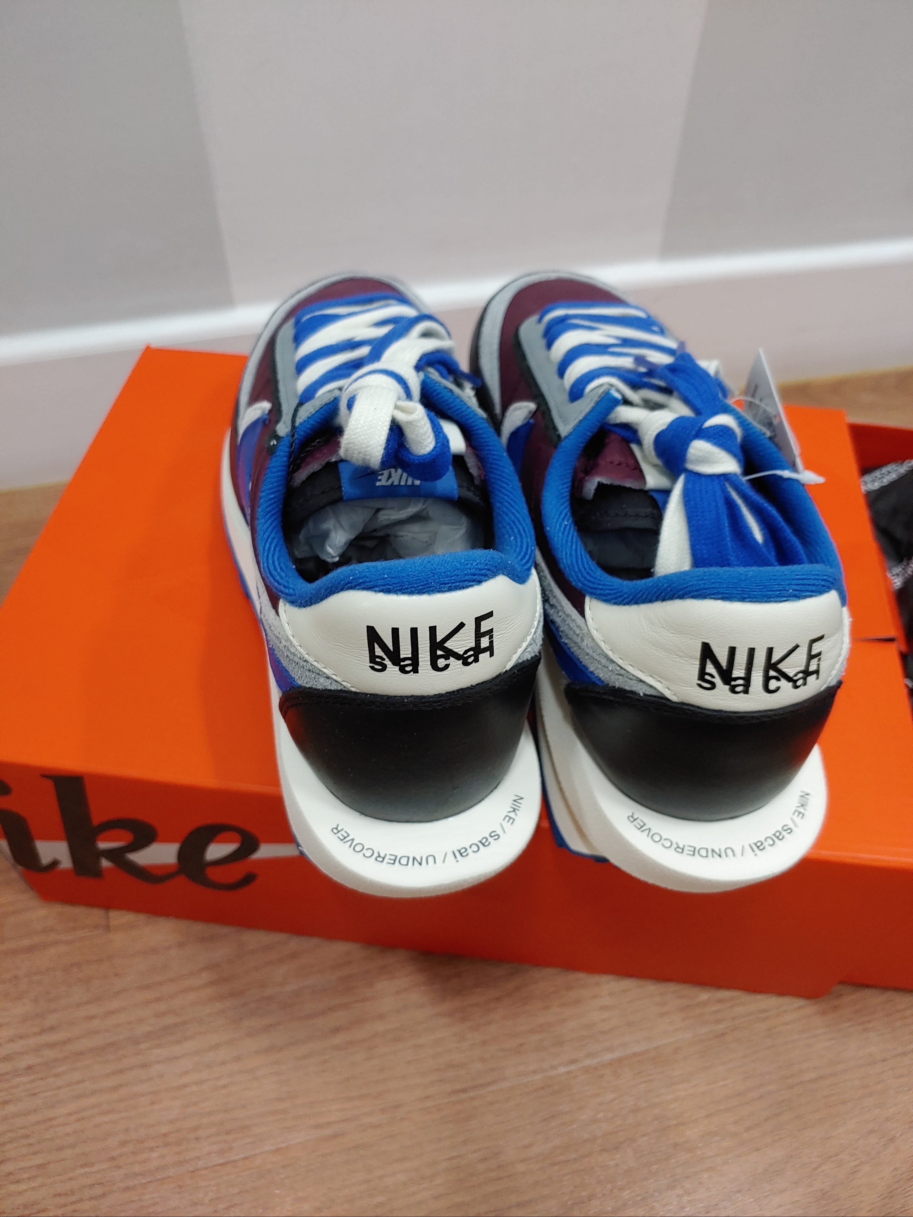 Nike x Sacai x Undercover LDWaffle Night Maroon Team Royal 착용 스타일 - 2