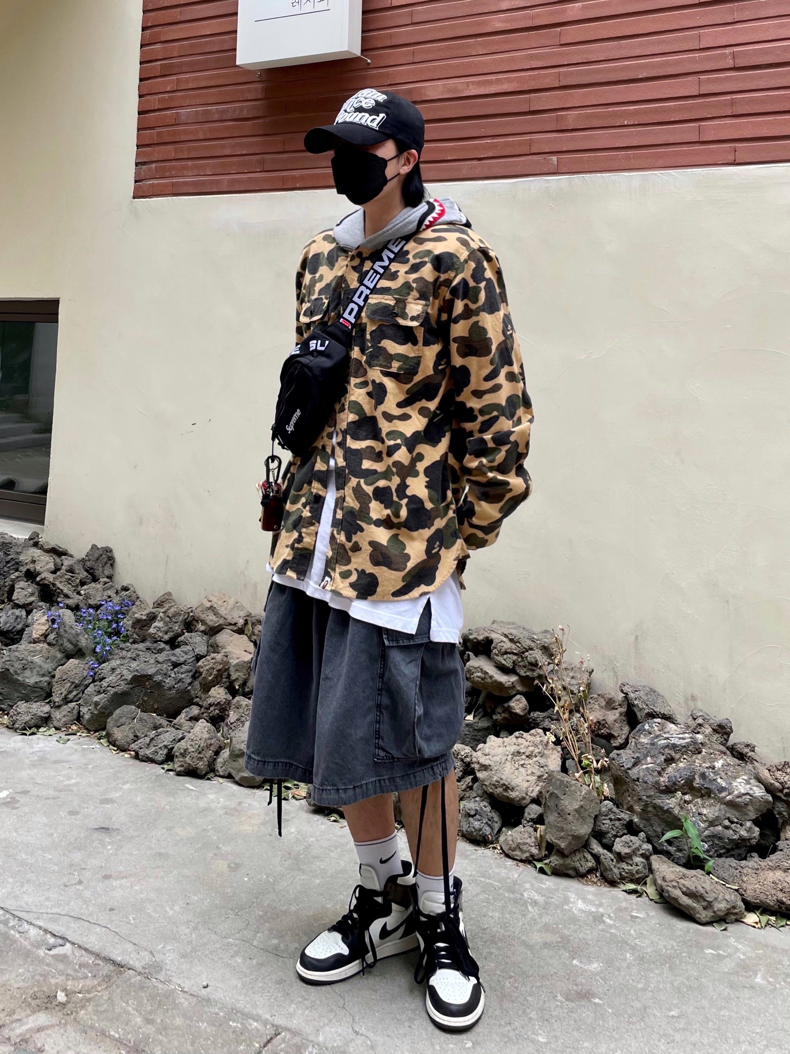 Jordan 1 Retro High OG Black Mocha, Supreme Waist Bag Black - 18SS 착용 스타일 - 1