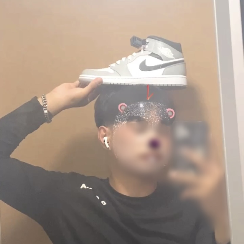Jordan 1 Mid Light Smoke Grey Anthracite, Apple AirPods Pro with MagSafe Charging Case (Korean Ver.) 착용 스타일