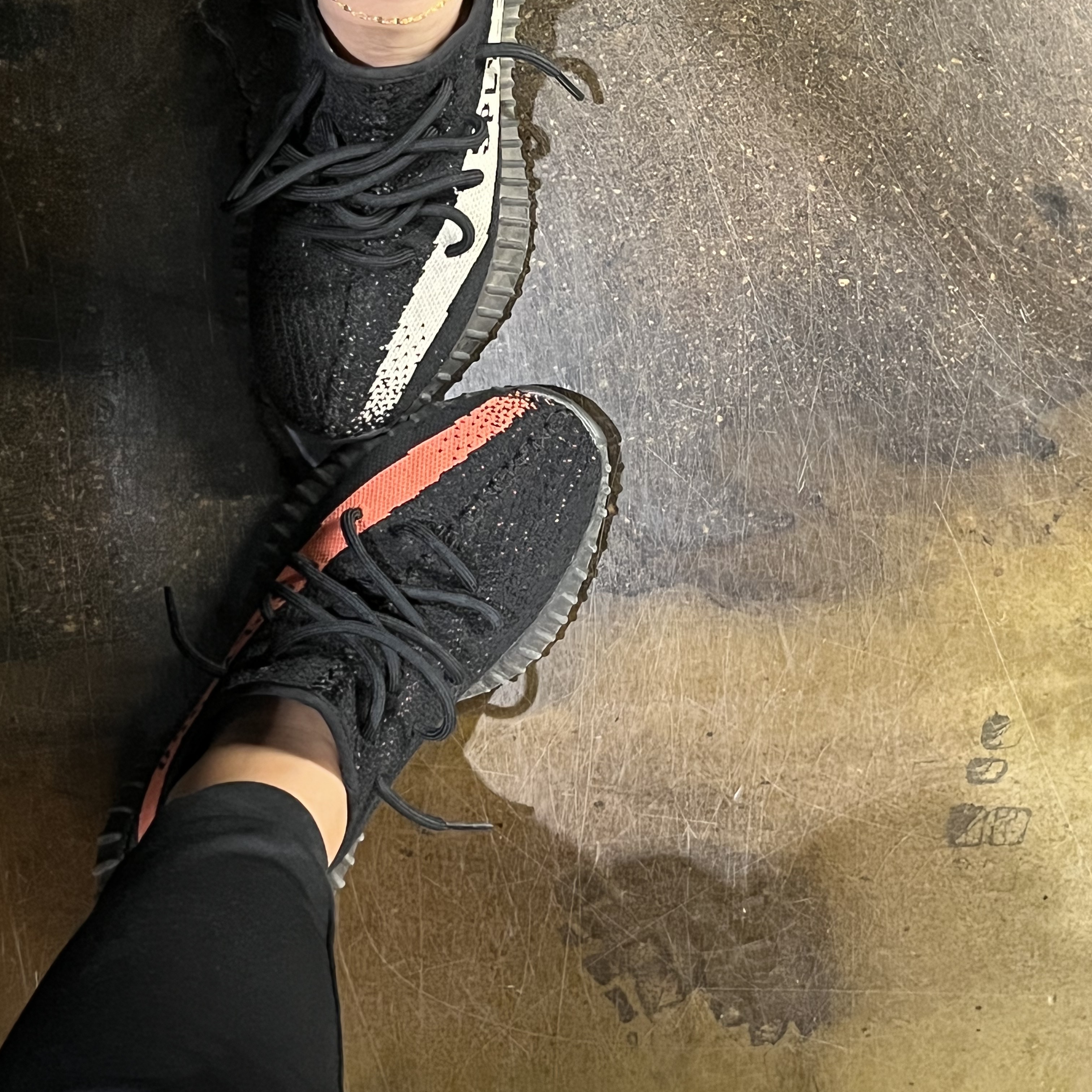 Adidas Yeezy Boost 350 V2 Core Black White 2022, Adidas Yeezy Boost 350 V2 Core Black Red 2016 착용 스타일