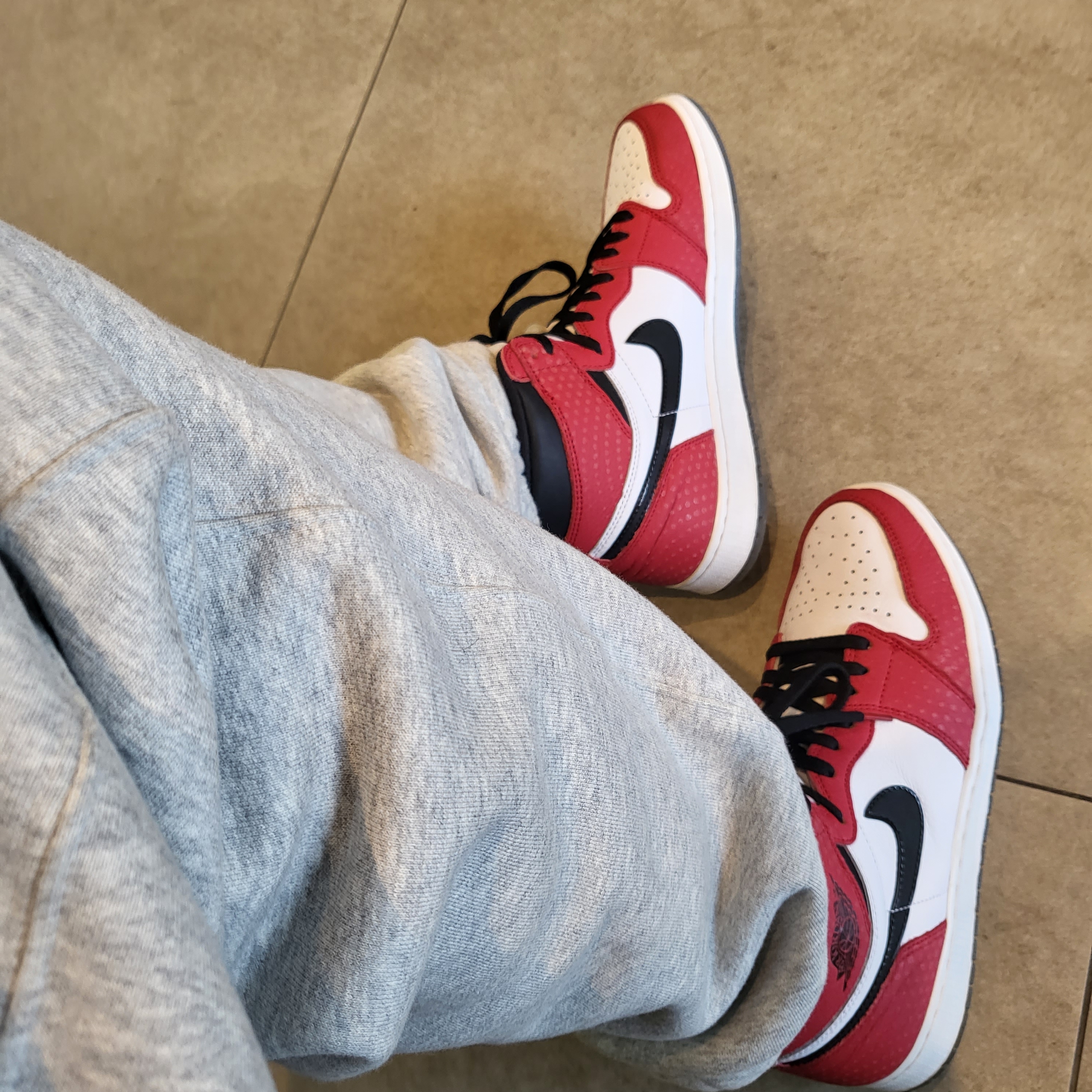 Jordan 1 Retro High Spider-Man Origin Story 착용 스타일 - 3