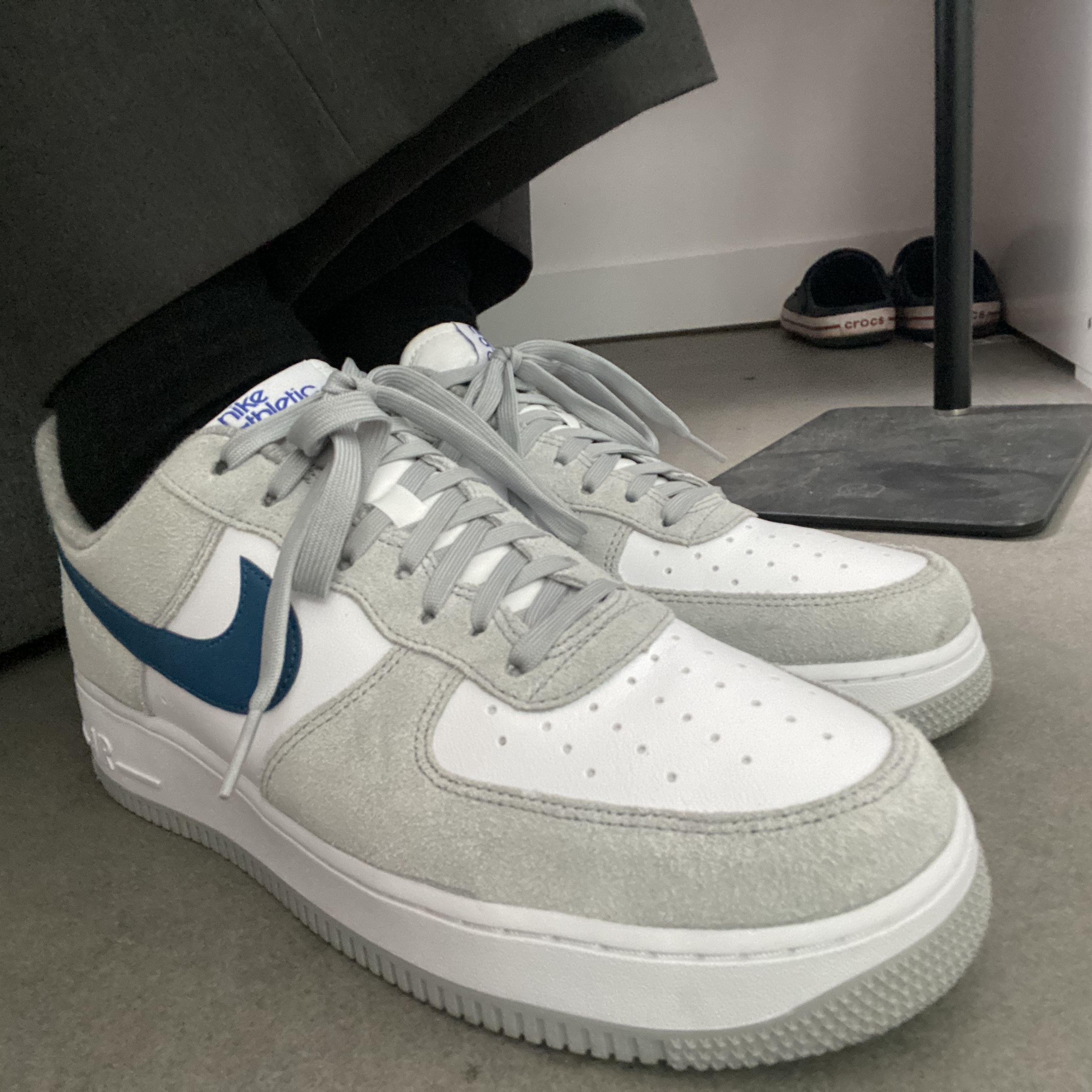 Nike Air Force 1 '07 LV8 Athletic Club Light Smoke Grey Marina 착용 스타일