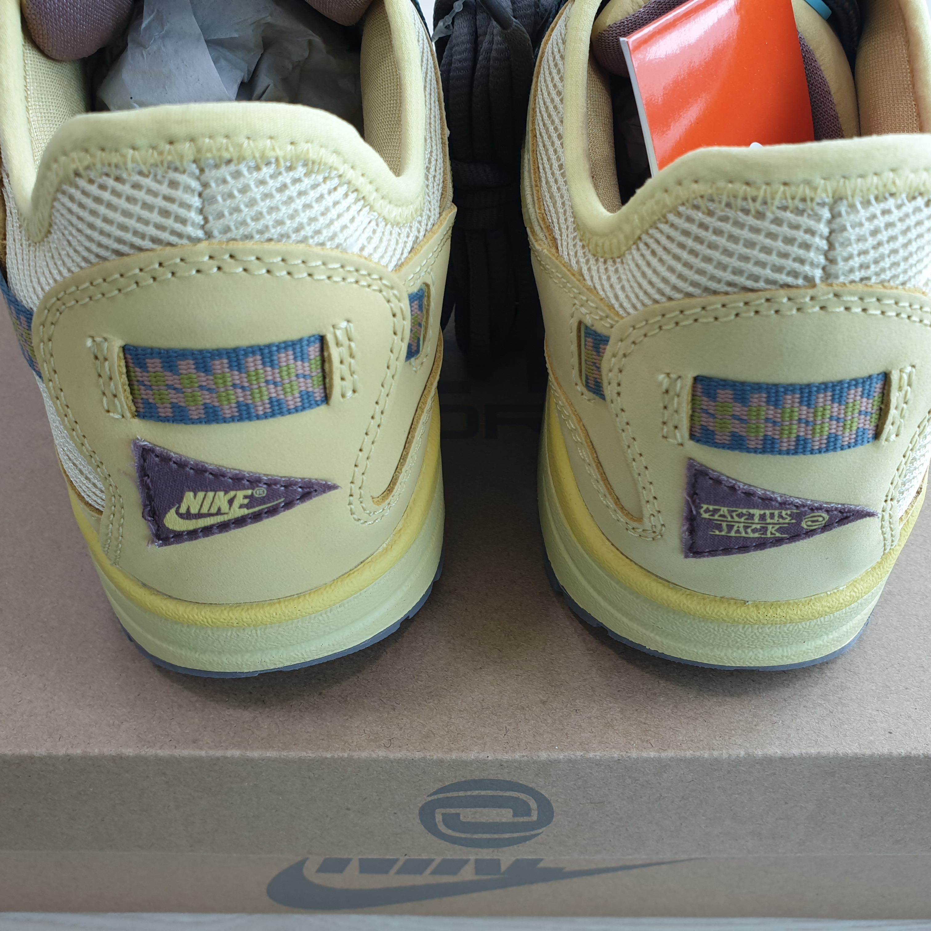 Nike x Travis Scott Air Max 1 Cact.us Gold 착용 스타일 - 5