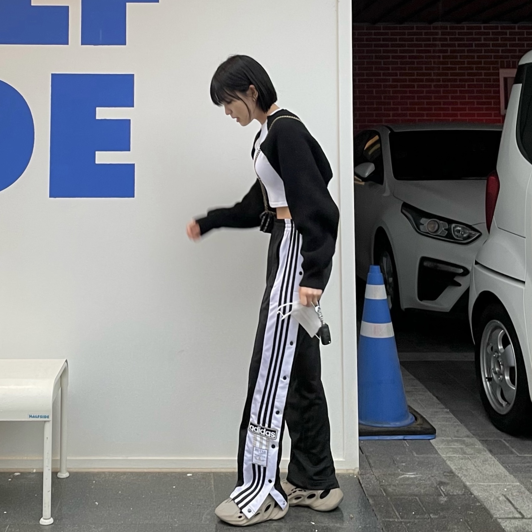 Adidas Yeezy Foam RNNR Stone Sage, Dior Saddle Flap Card Holder Blue Dior Oblique Jacquard 착용 스타일 - 3