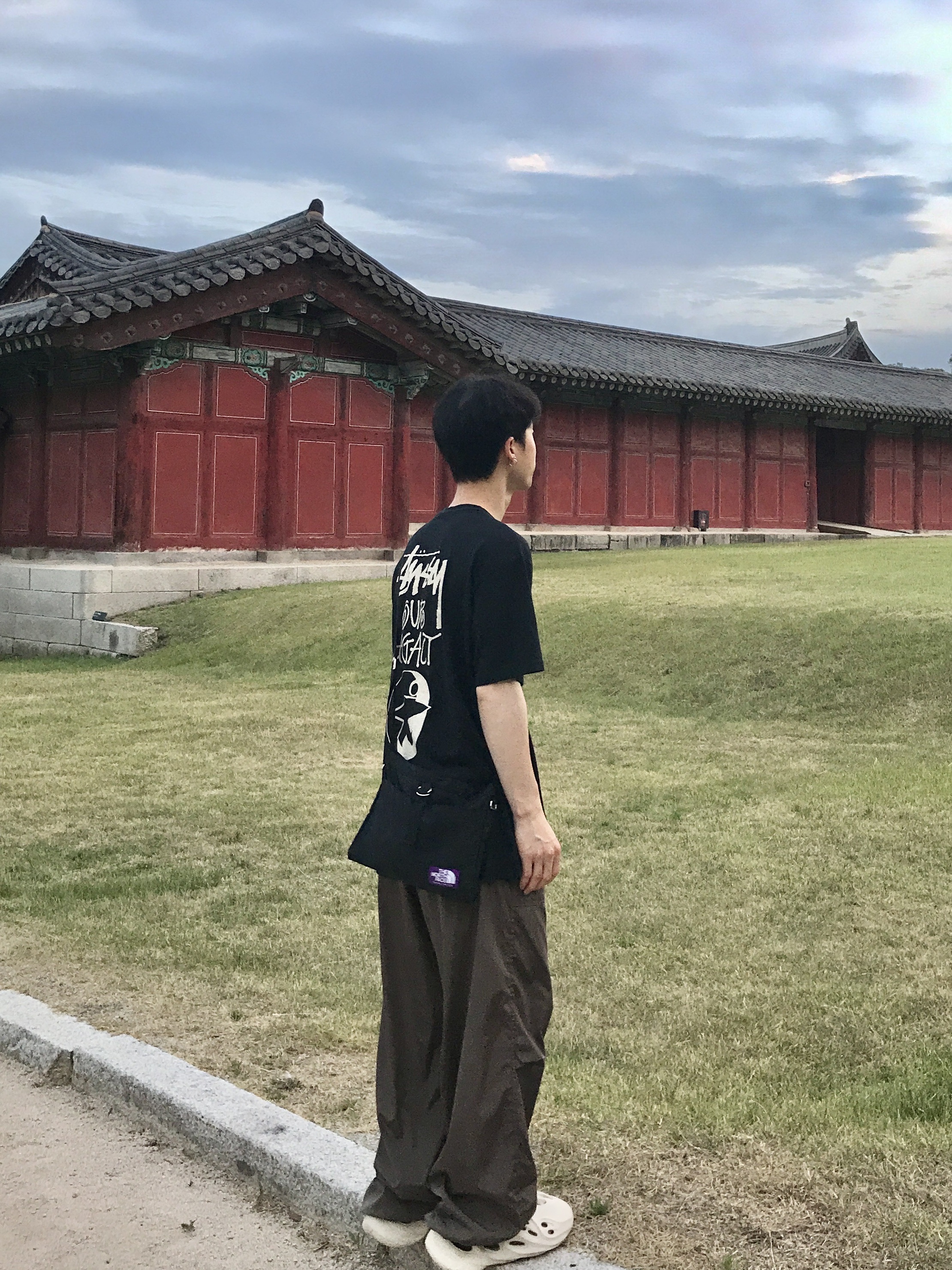 Adidas Yeezy Foam RNNR Sand, Stussy x Our Legacy Surfman Pig. Dyed T-Shirt Black - 21FW 착용 스타일