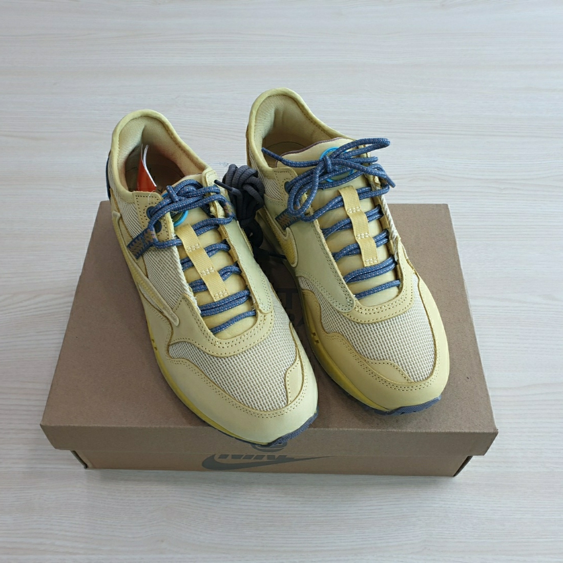 Nike x Travis Scott Air Max 1 Cact.us Gold 착용 스타일 - 3
