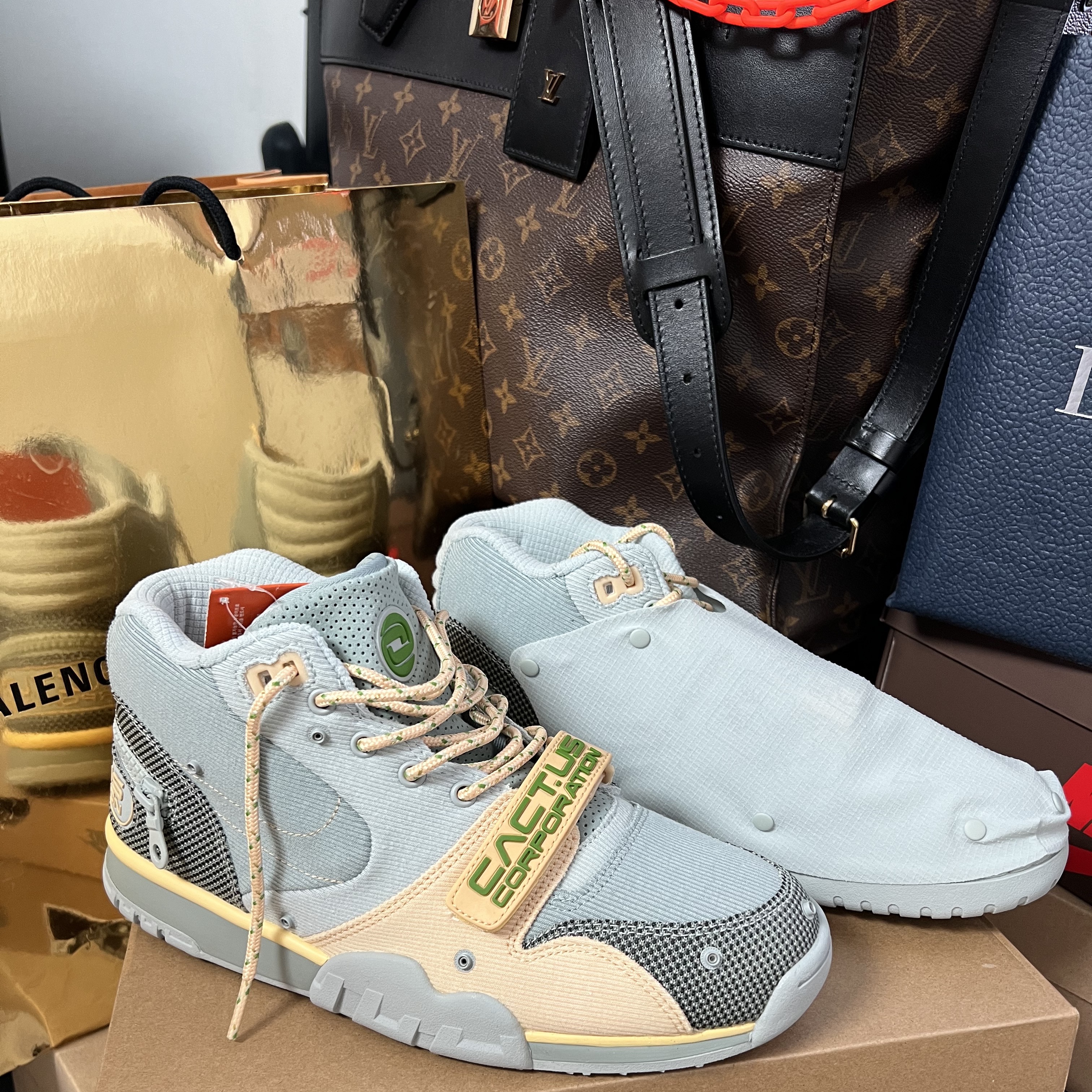 Nike x Travis Scott Nike Air Trainer 1 Grey Haze and Dusty Sage 착용 스타일