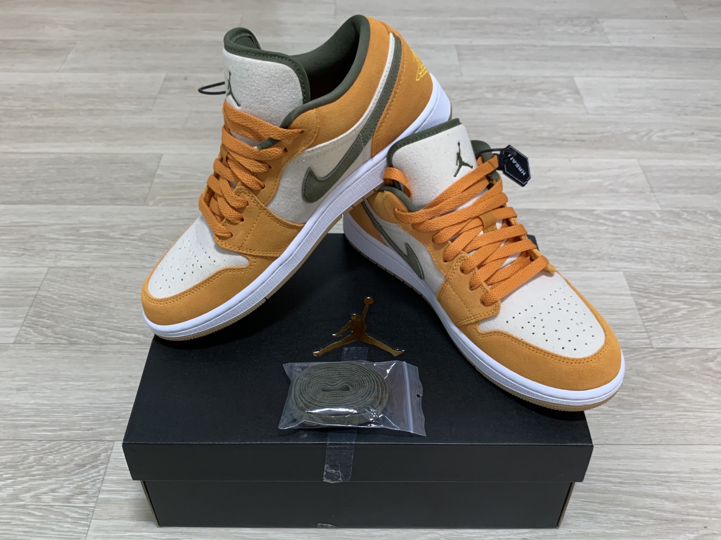 Jordan 1 Low SE Light Curry 착용 스타일 - 1