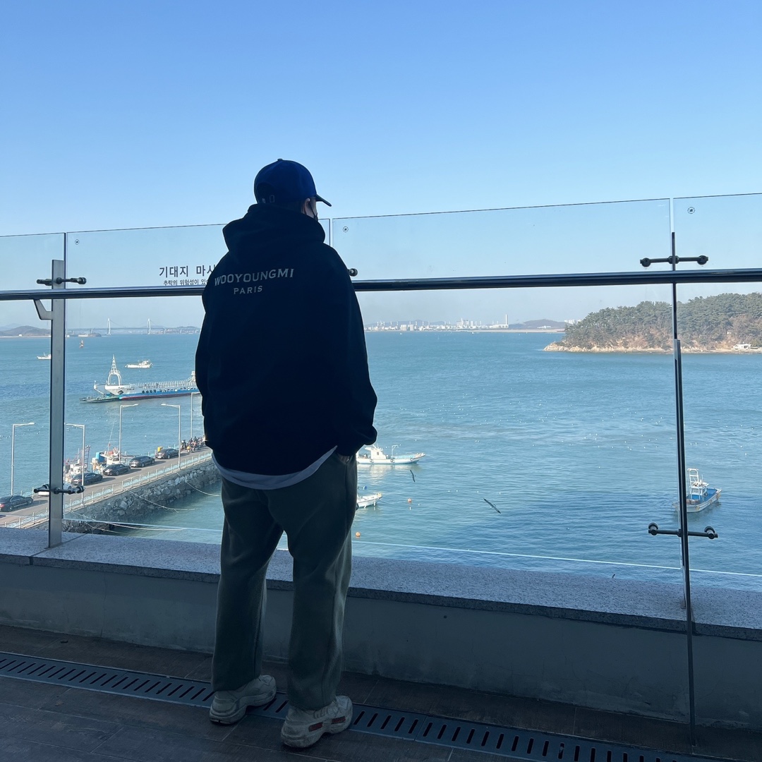 Wooyoungmi White Back Logo Hoodie Black - 22SS, Wooyoungmi White Logo Ball Cap Black - 21FW 착용 스타일