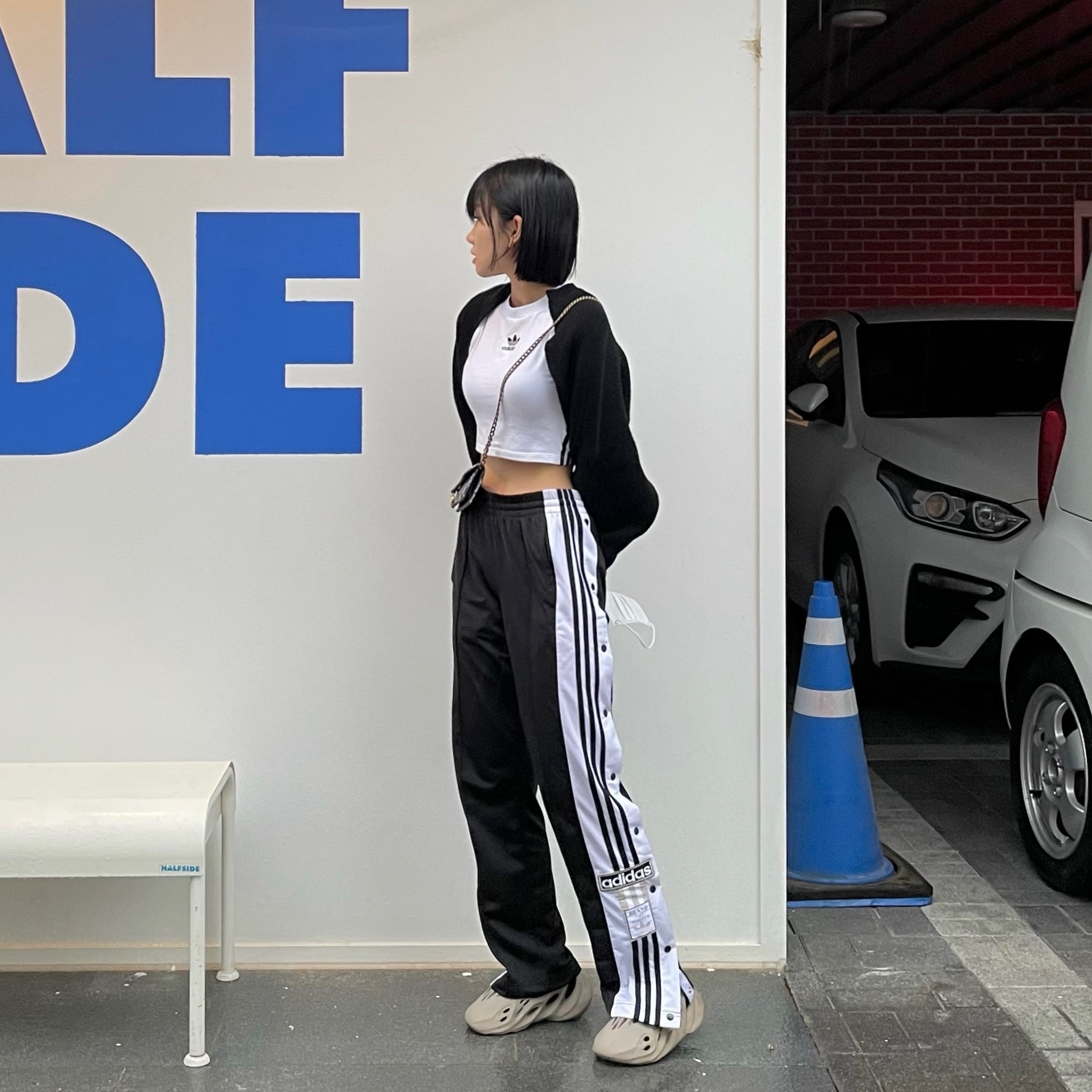 Adidas Yeezy Foam RNNR Stone Sage, Dior Saddle Flap Card Holder Blue Dior Oblique Jacquard 착용 스타일 - 1