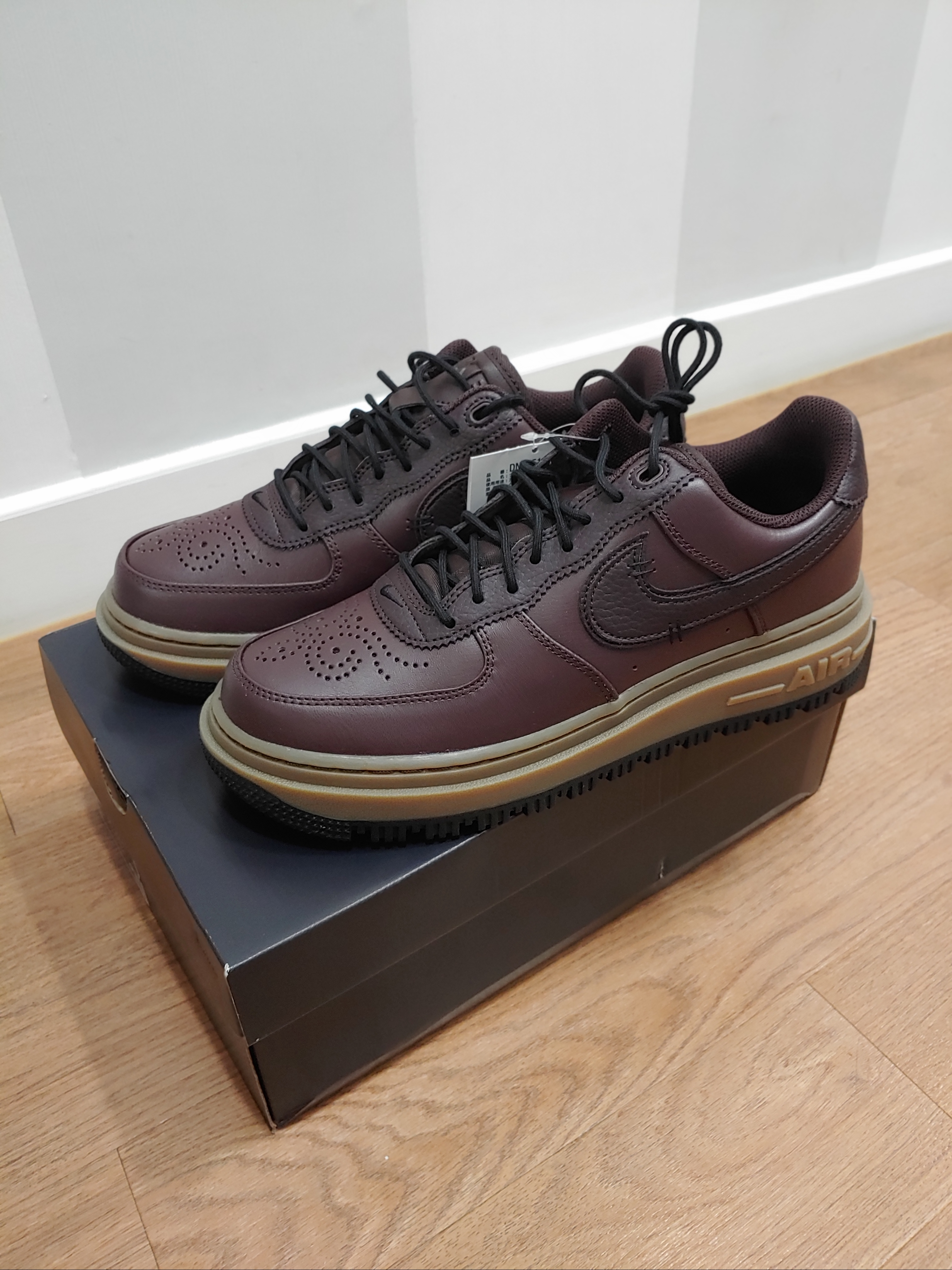 Nike Air Force 1 Luxe Brown Basalt 착용 스타일 - 2