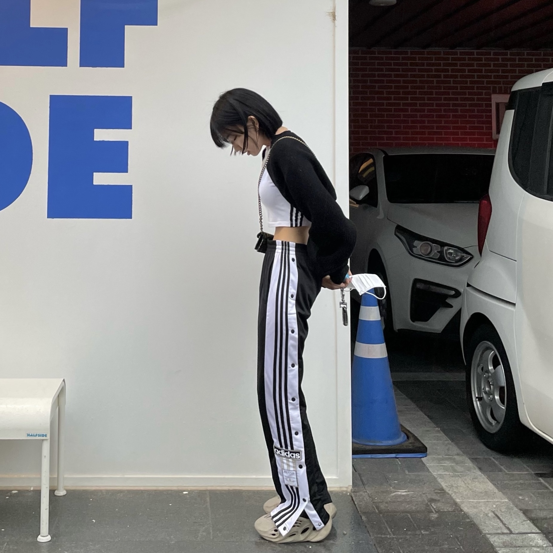 Adidas Yeezy Foam RNNR Stone Sage, Dior Saddle Flap Card Holder Blue Dior Oblique Jacquard 착용 스타일 - 2