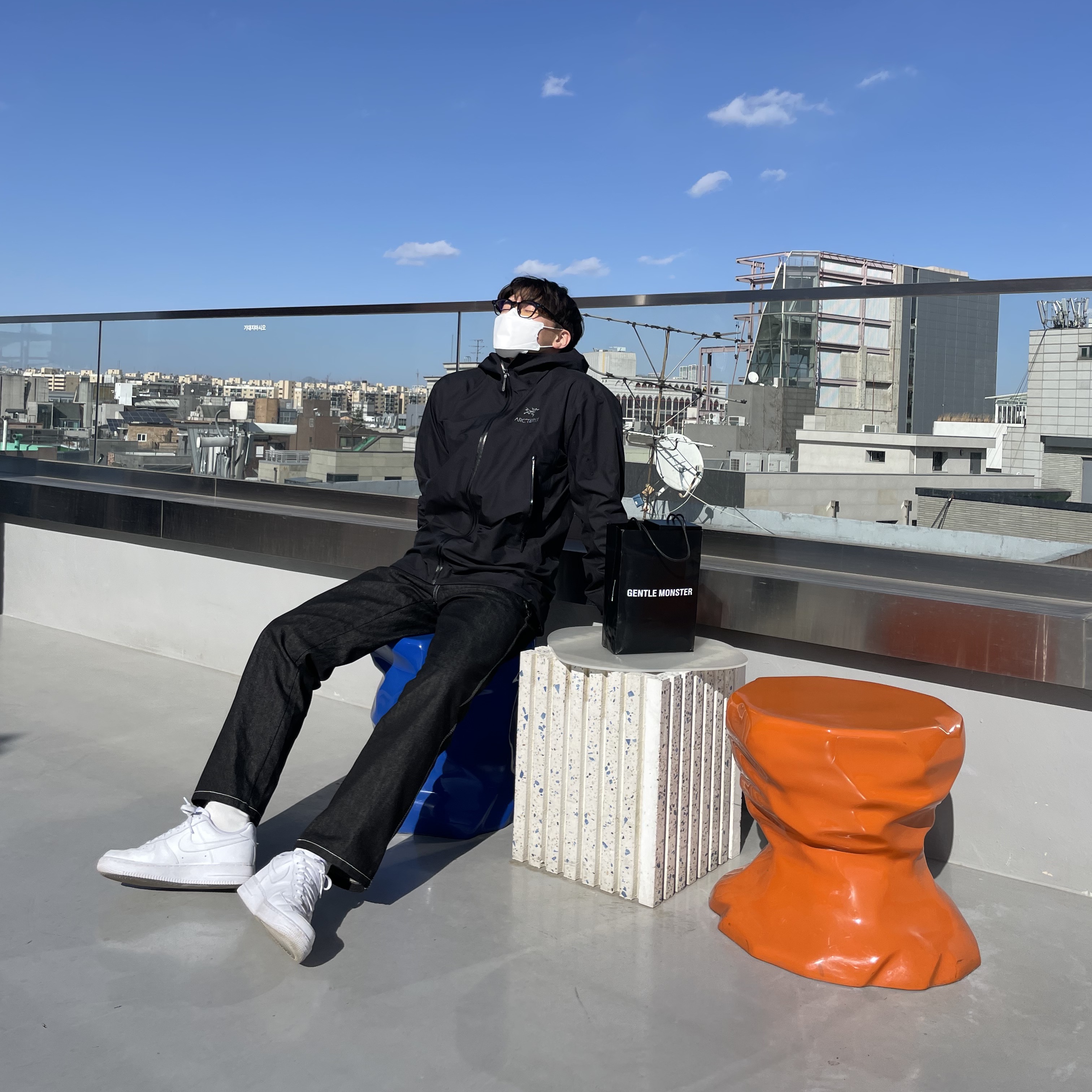 Arc'teryx Beta Jacket Black, Nike Air Force 1 '07 Low White 착용 스타일