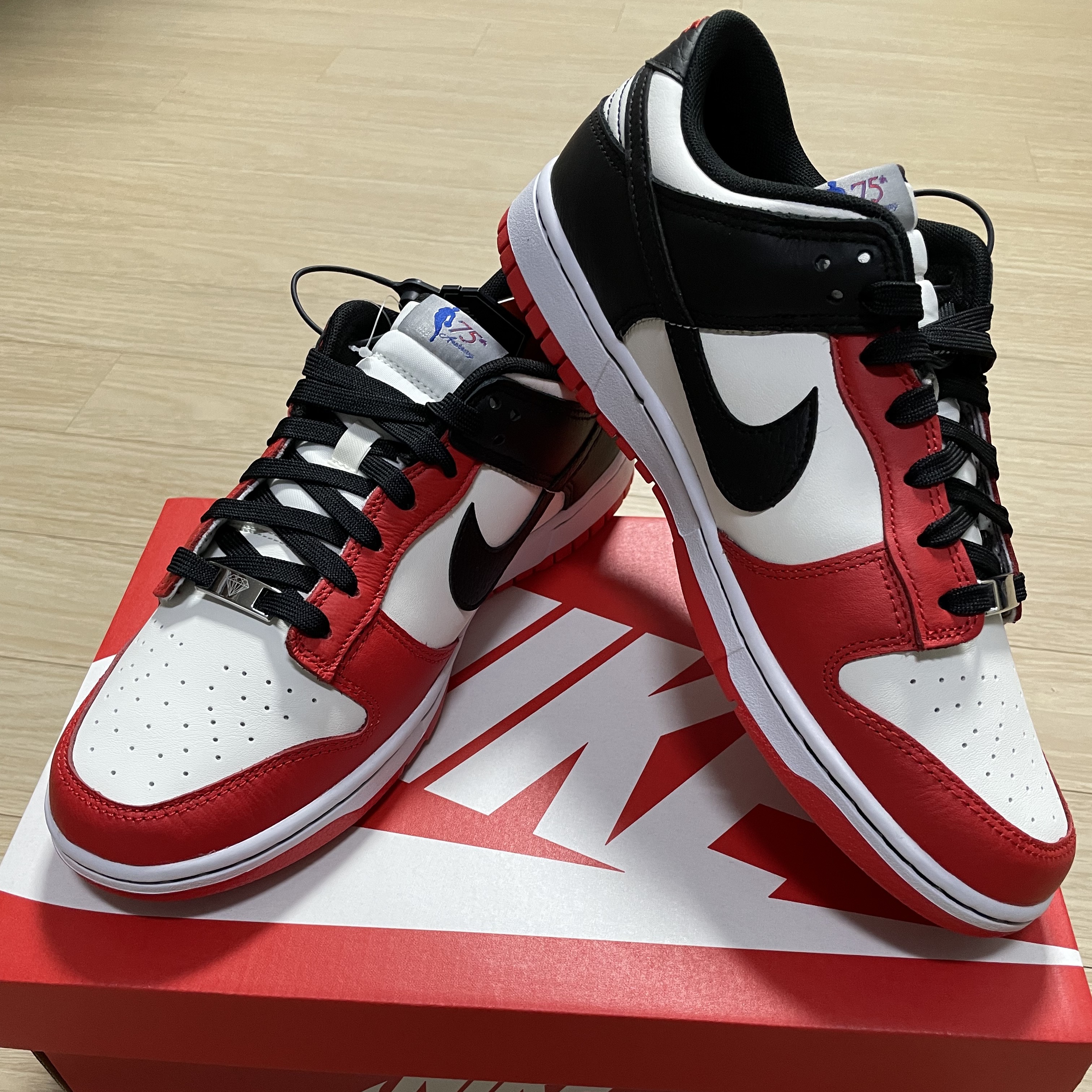 Nike x NBA Dunk Low Retro EMB Black and Chile Red 착용 스타일 - 4