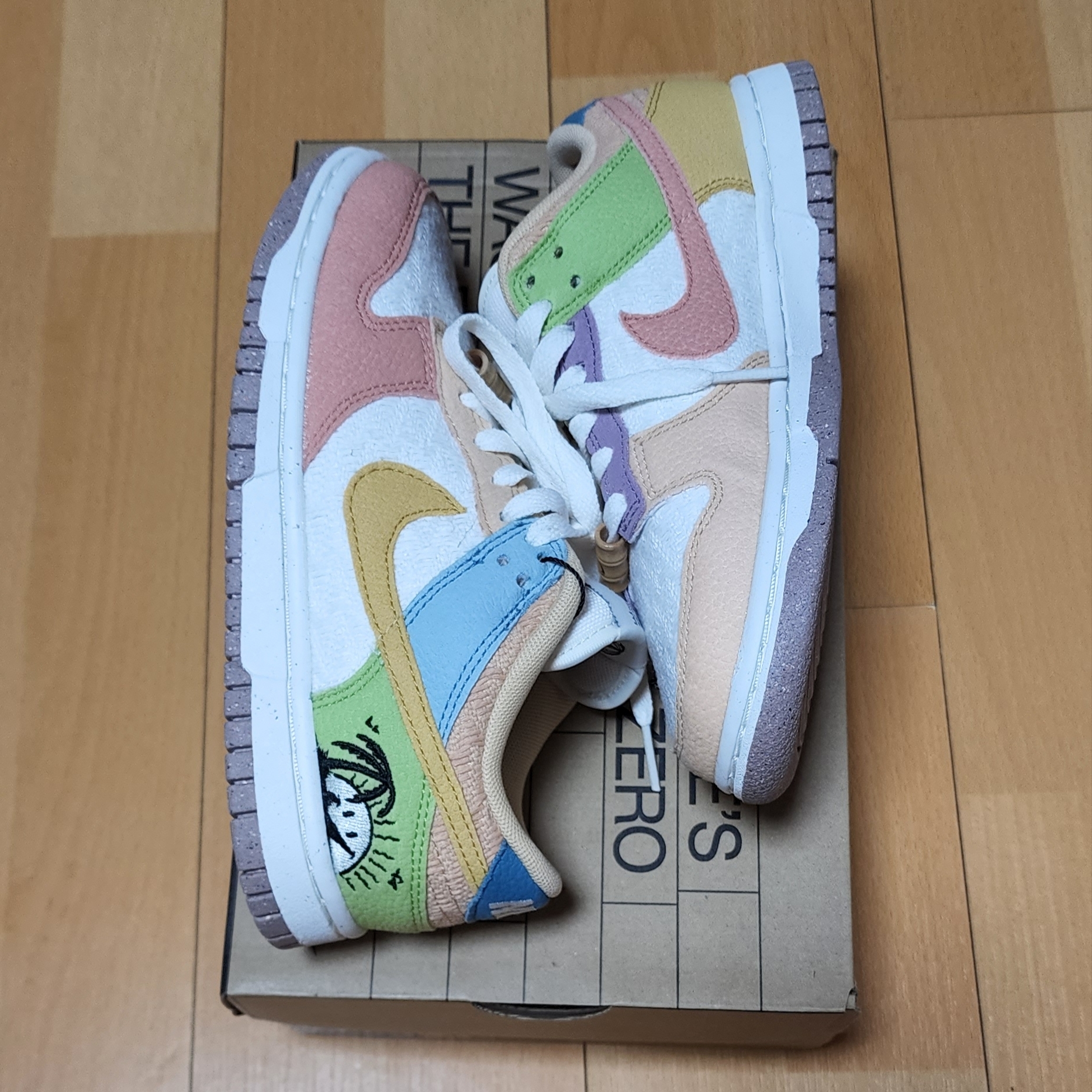 (W) Nike Dunk Low SE Sun Club Sanded Gold 착용 스타일 - 2