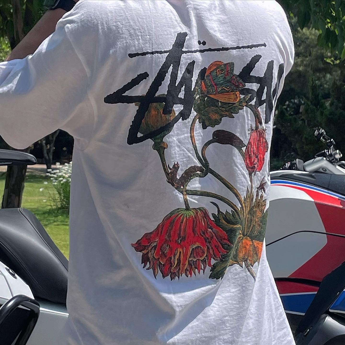Stussy Withered Flower T-Shirt White, Jordan 1 Retro High OG University Blue 착용 스타일 - 2