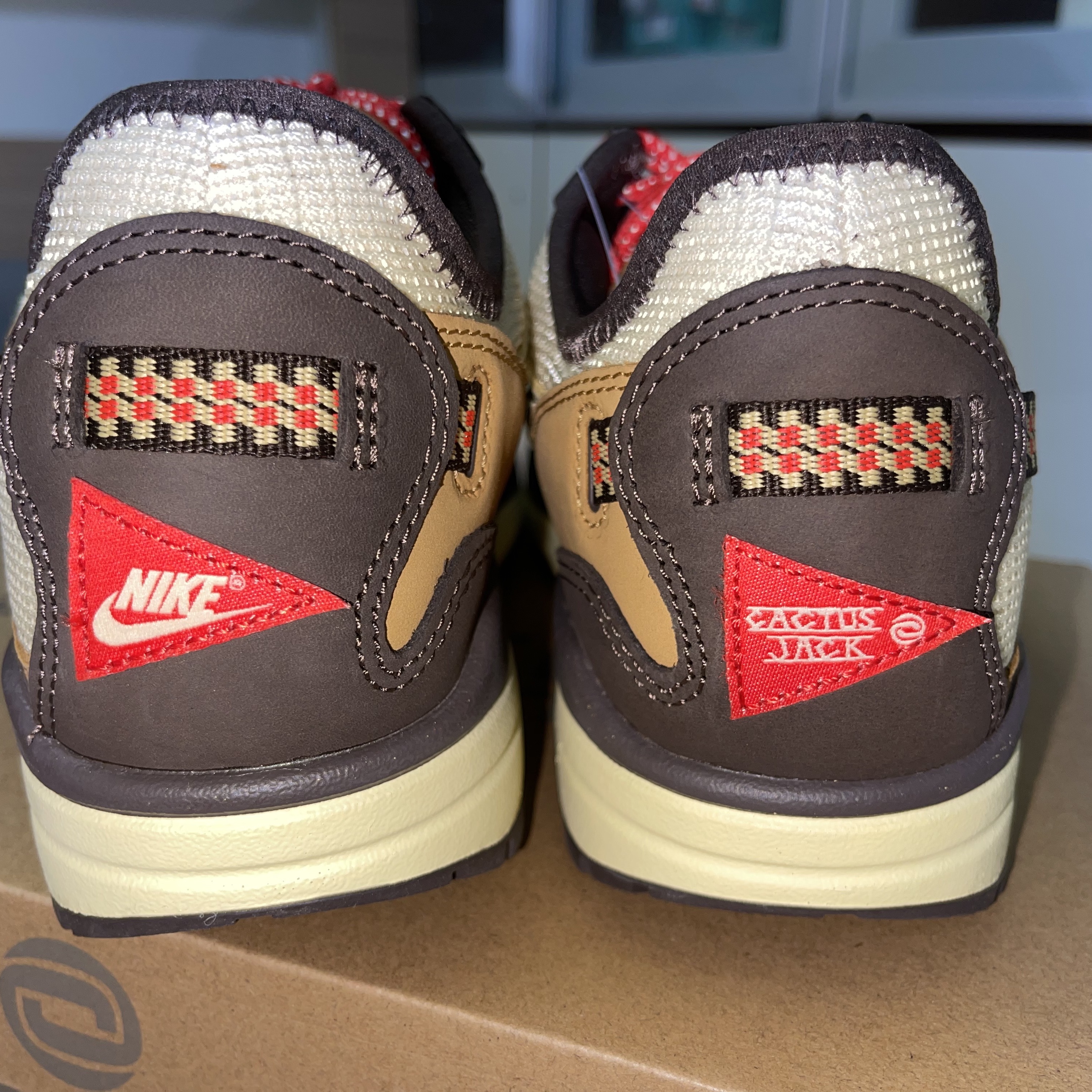 Nike x Travis Scott Air Max 1 Cact.us Brown 착용 스타일 - 3
