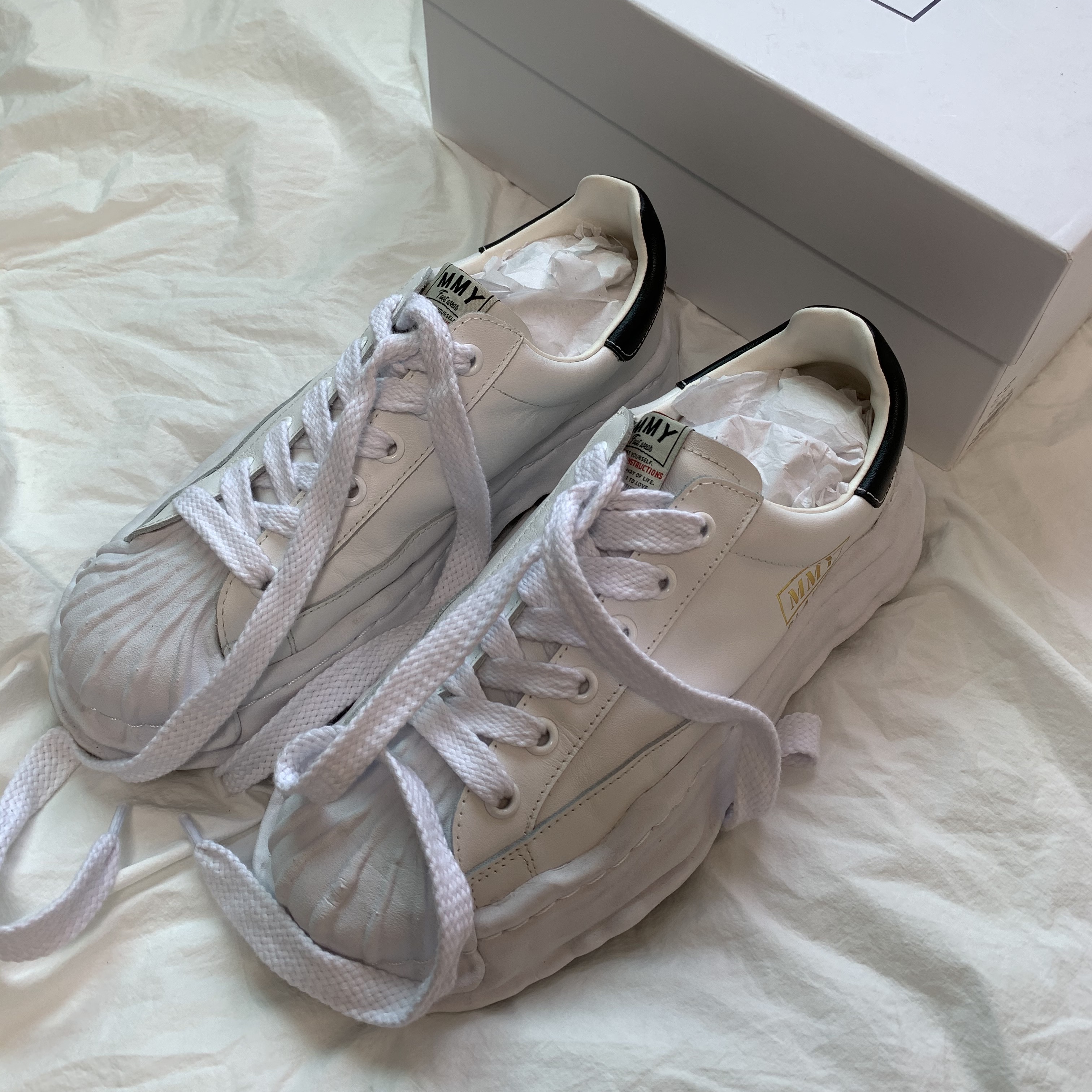 Maison Mihara Yasuhiro Blakey OG Sole Leather Low-top Sneakers White 착용 스타일