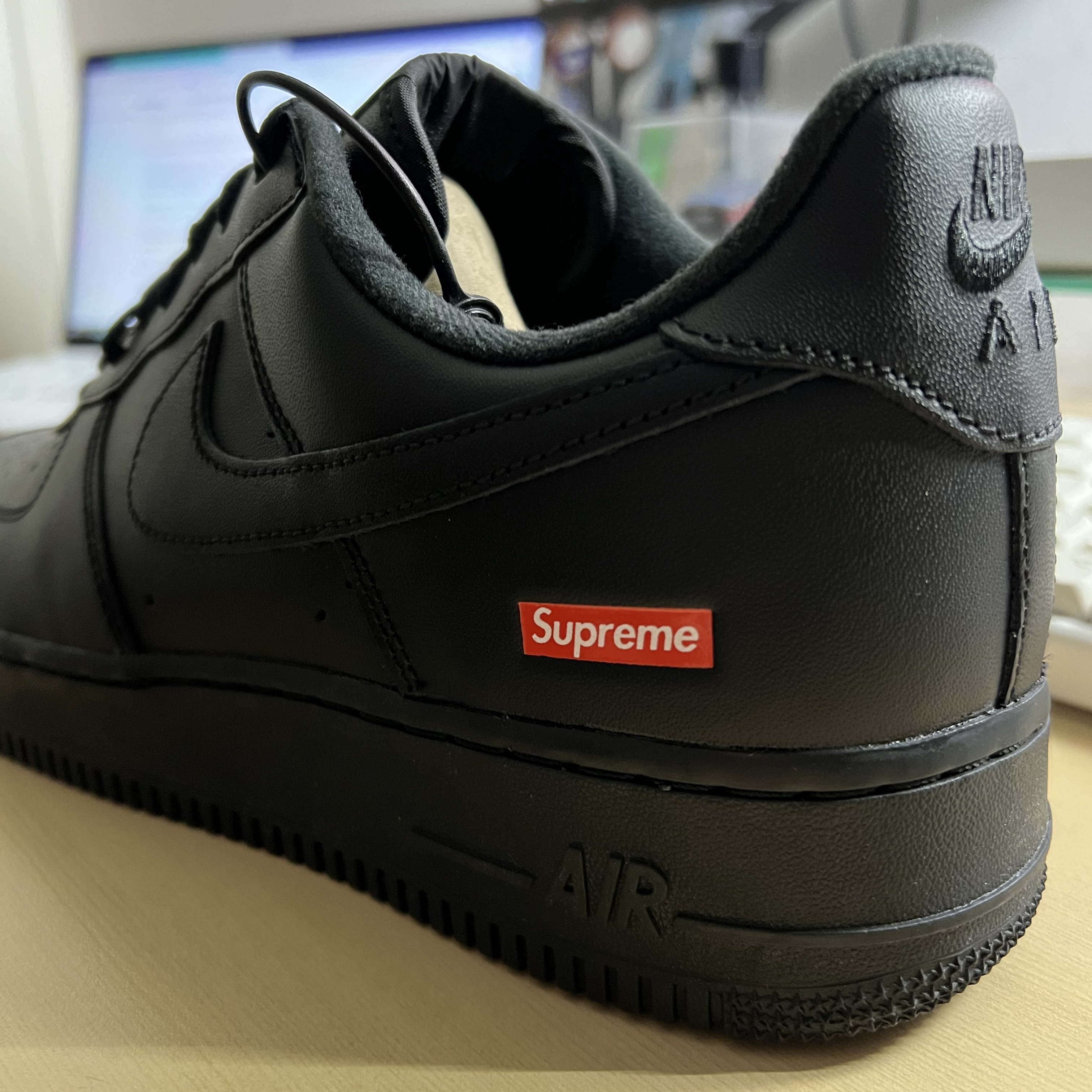 Nike x Supreme Air Force 1 Low Black 착용 스타일 - 2