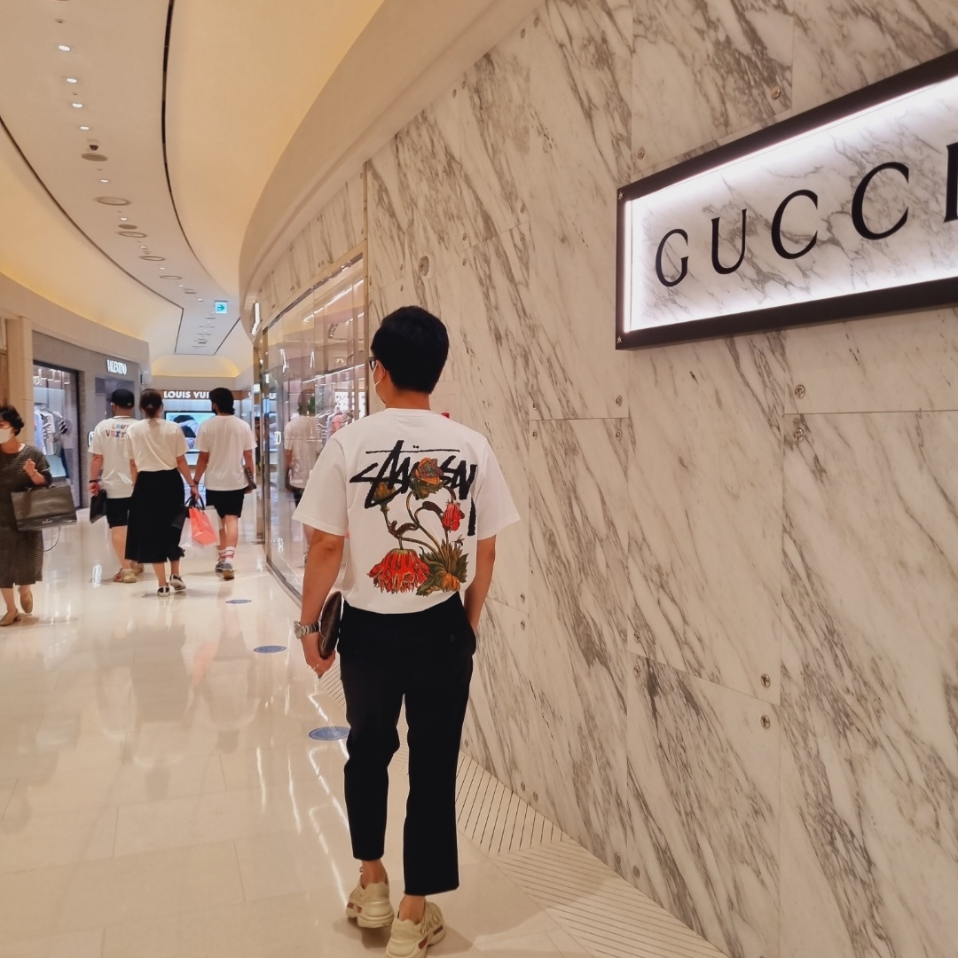 Stussy Withered Flower T-Shirt White, Louis Vuitton Kirigami Pochette Monogram 착용 스타일 - 3