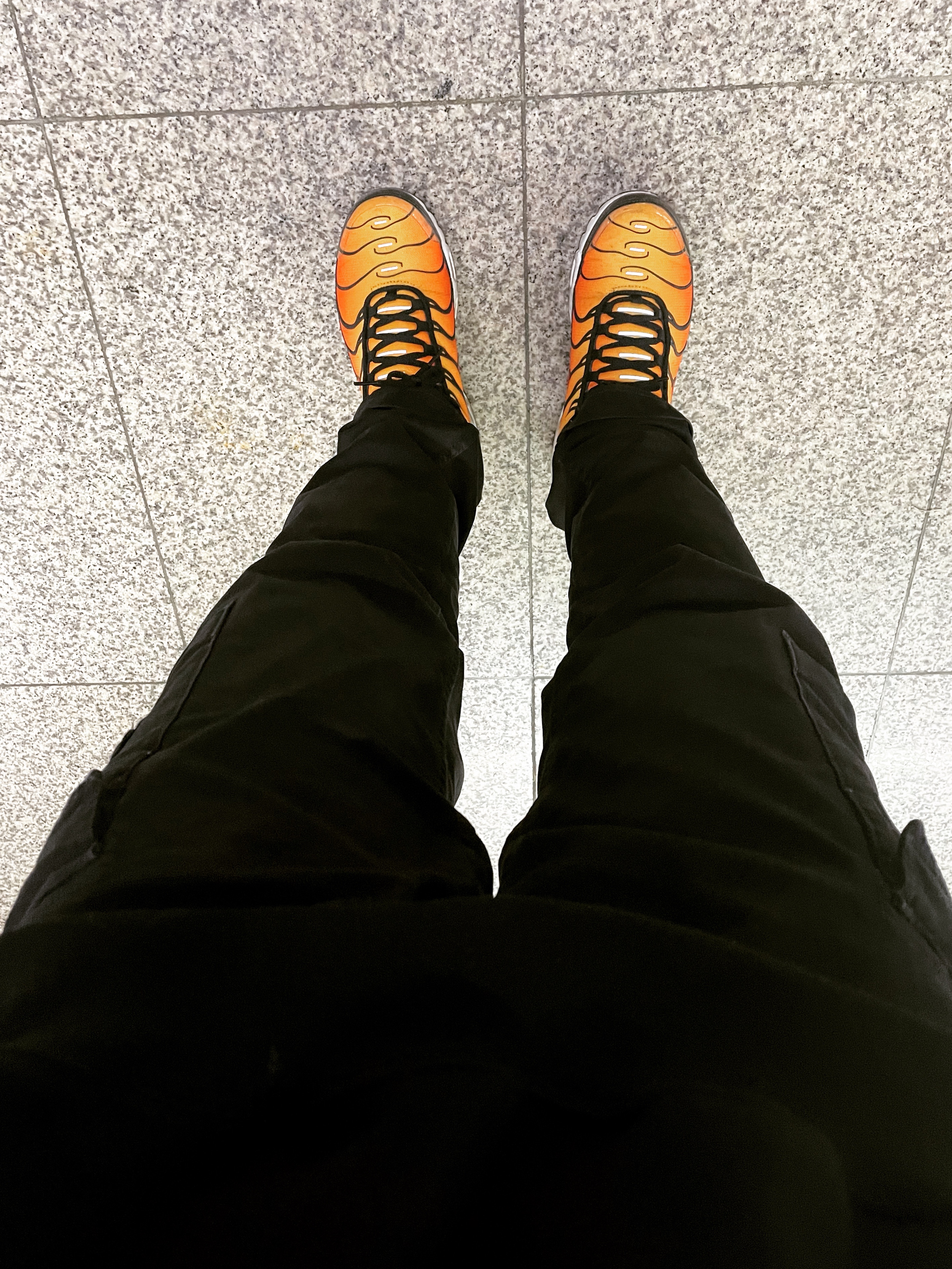 Nike Air Max Plus TXT TN Tour Yellow Total Orange, Stone Island 318L1 T.CO+OLD Cargo Pants Black - 21FW 착용 스타일