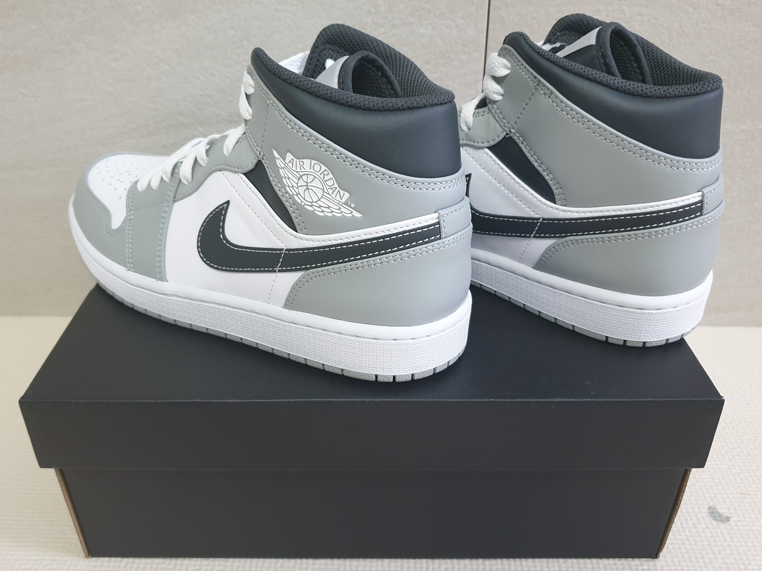 Jordan 1 Mid Light Smoke Grey Anthracite 착용 스타일 - 2